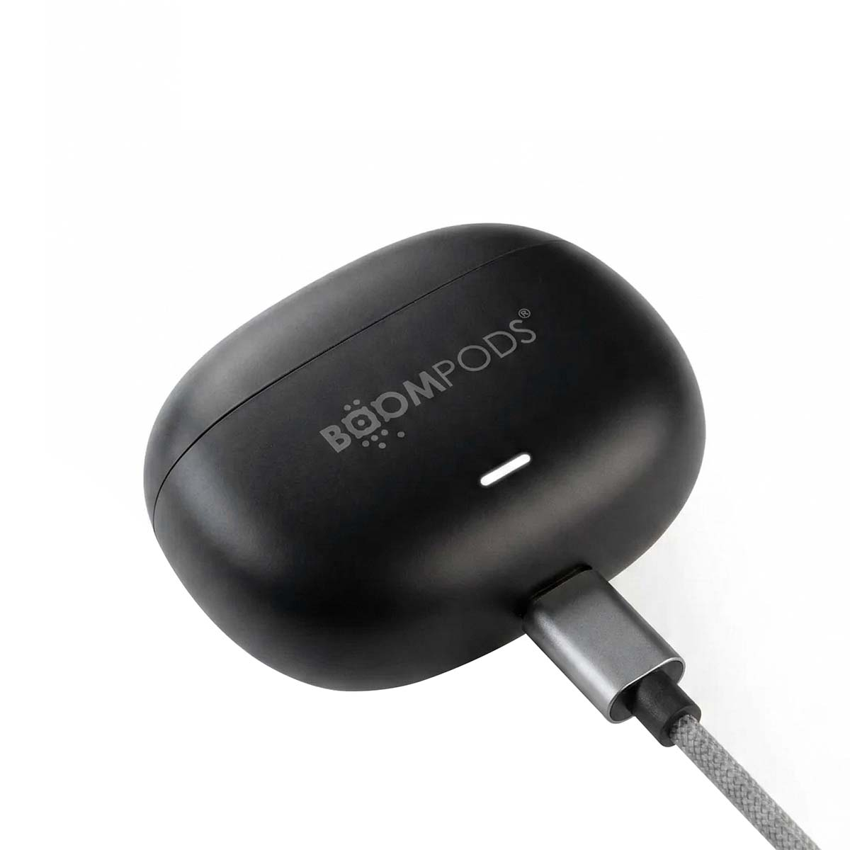 Una custodia di ricarica nera con il logo Boompods è collegata a un cavo grigio.