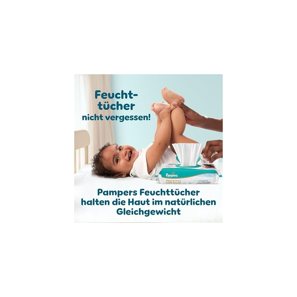 Ein Baby wird gewickelt, mit Pampers Feuchttüchern daneben.