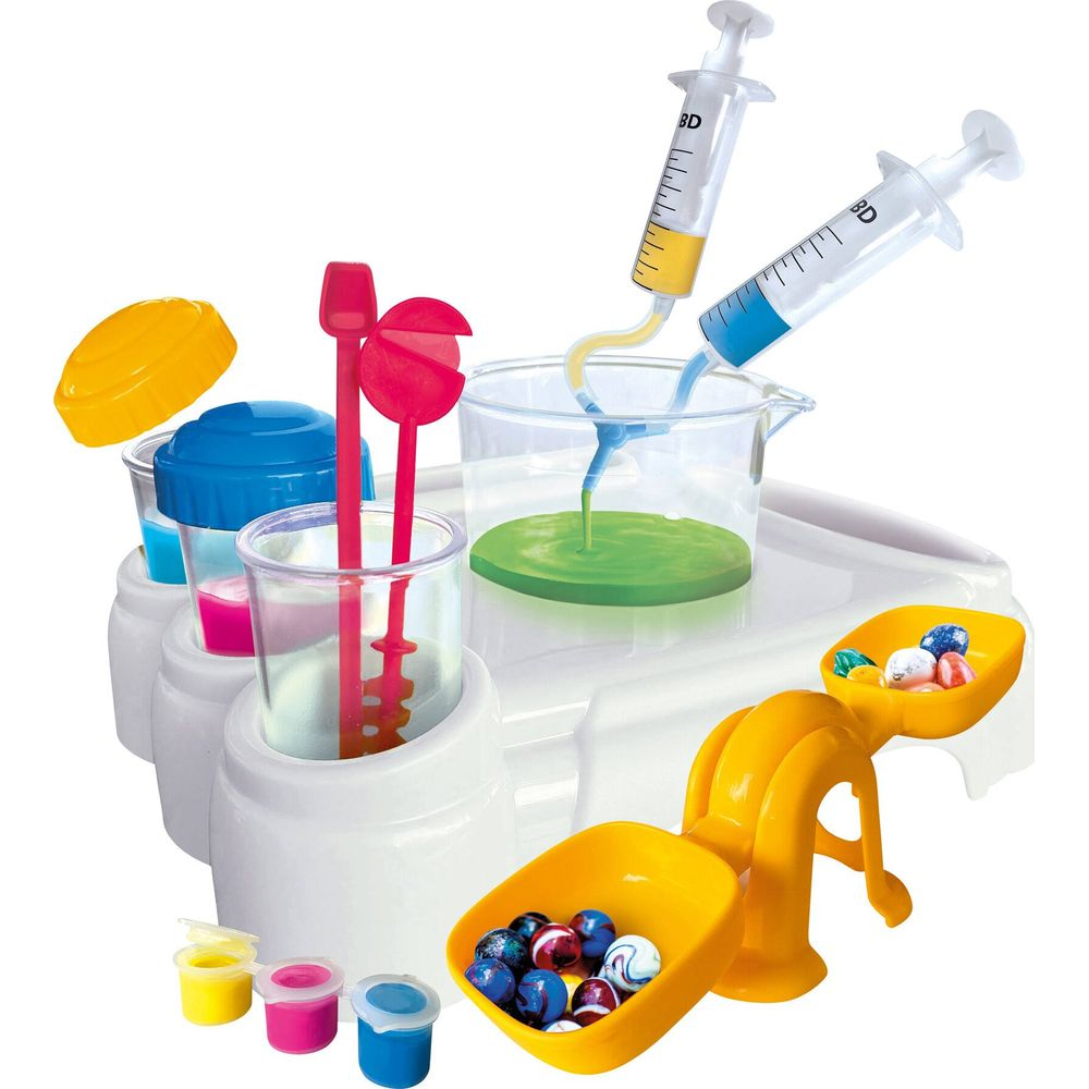 Ein wissenschaftliches Spielzeug mit Spritzen, Bechern, bunten Flüssigkeiten und Murmeln.