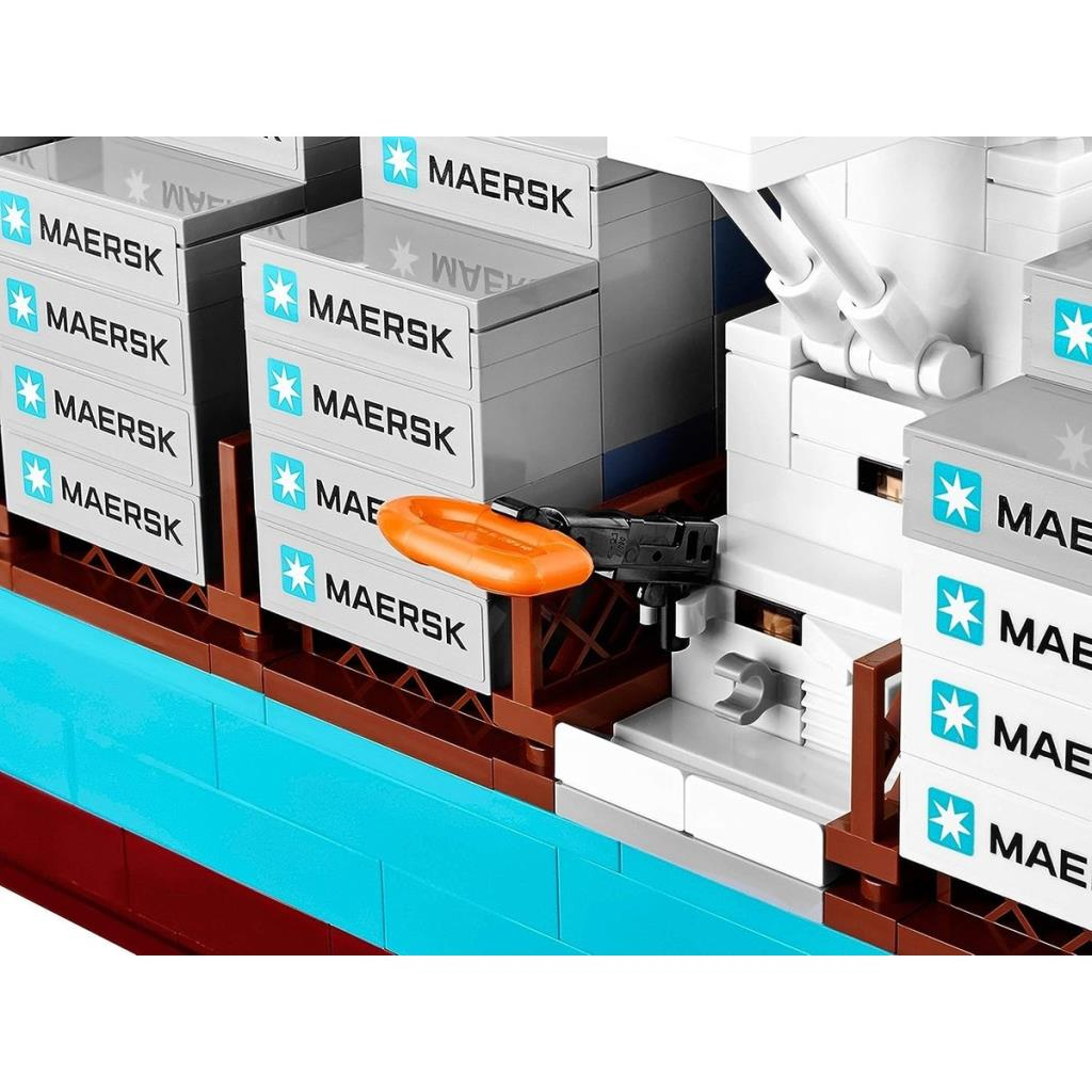 Maersk konteynerli oyuncak yük gemisi, turuncu cankurtaran salı ve silah.