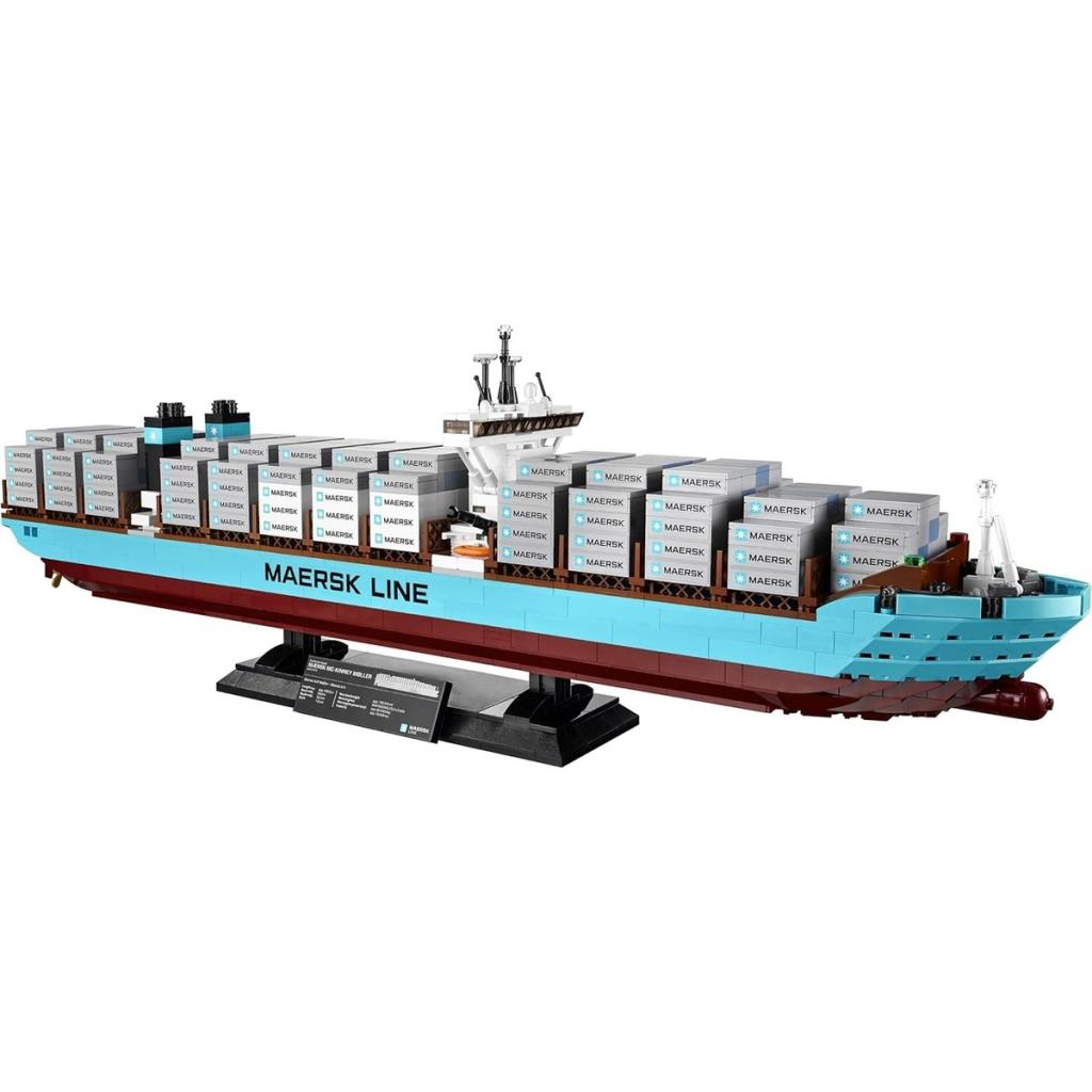 Çok sayıda konteyner bulunan mavi ve kırmızı Maersk konteyner gemisinin detaylı Lego modeli.