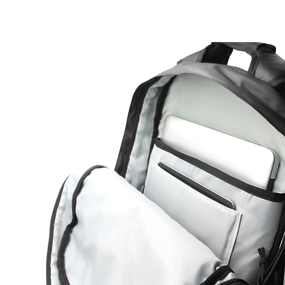 Ein offener Rucksack mit einem Laptop und Tablet in Fächern.