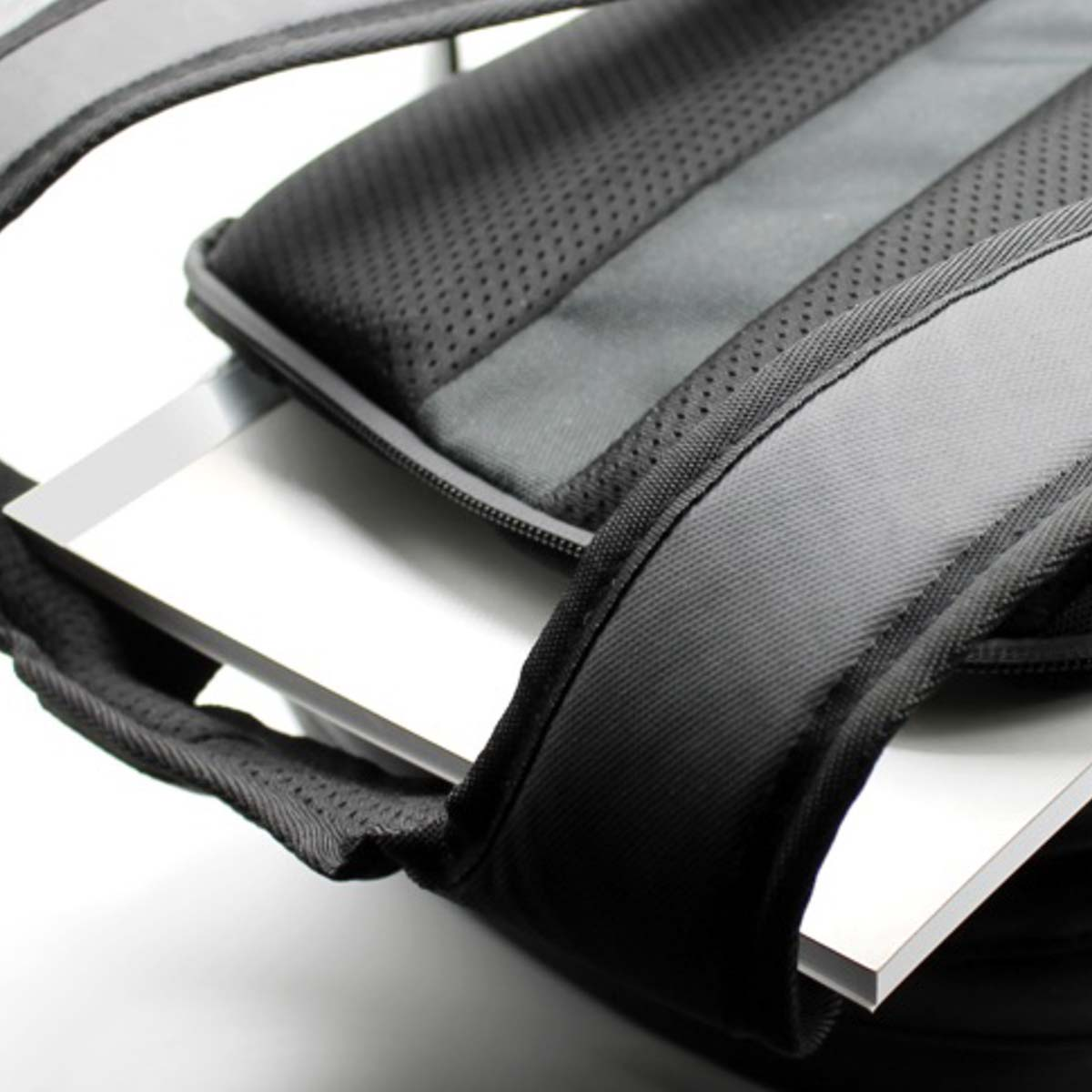 Ein Laptop mit einem schwarzen Rucksack