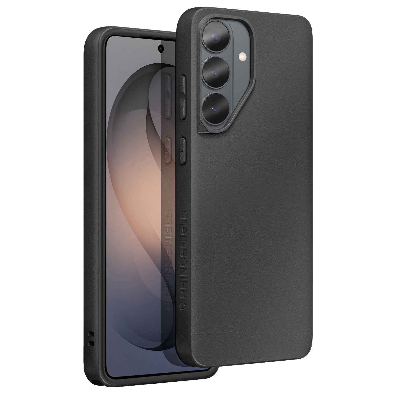 Ein schwarzes Smartphone mit einer Hülle und drei Kameras, das auf einem weißen Hintergrund steht.
