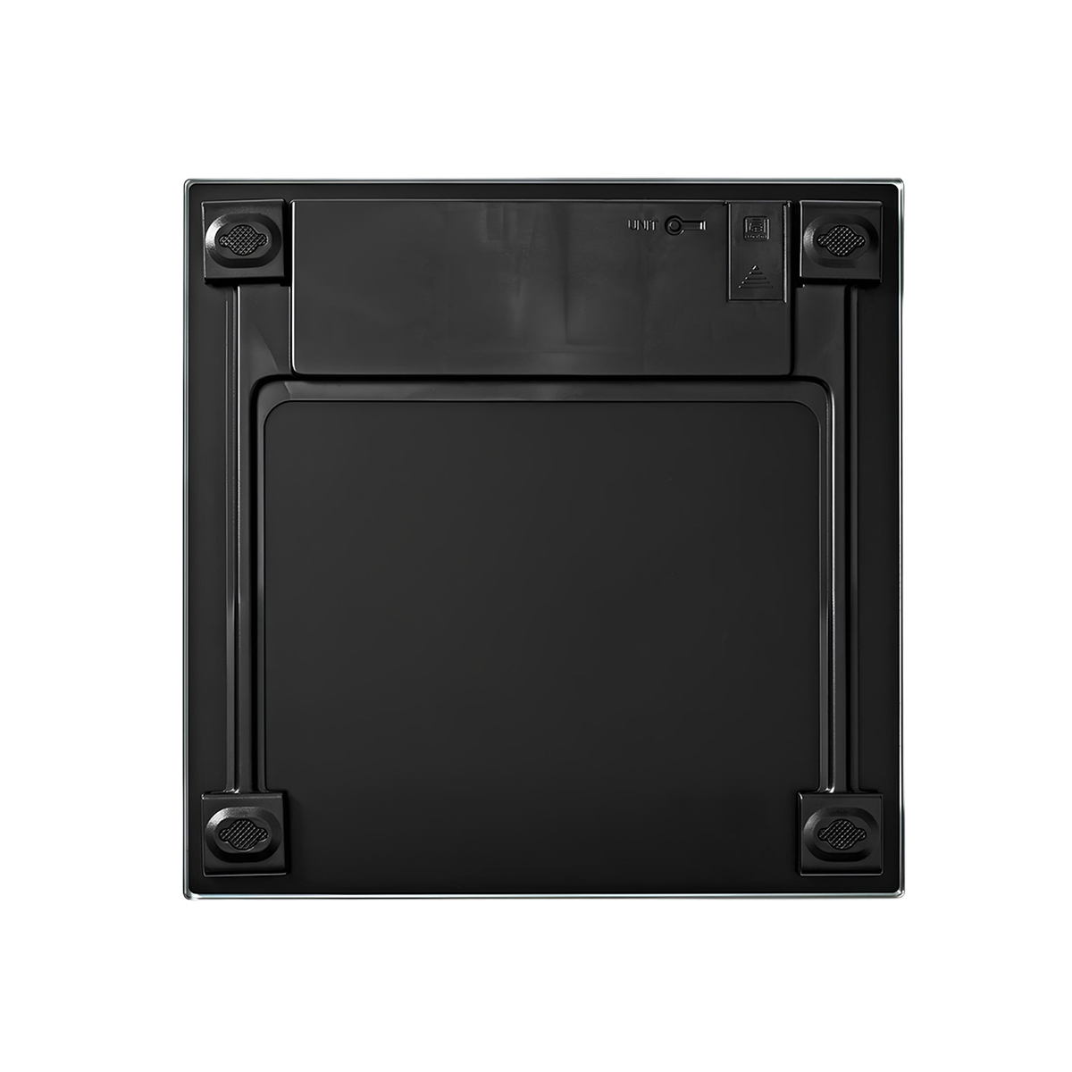 Unterseite einer schwarzen Digitalwaage mit vier gummierten Füßen und Batteriefach.