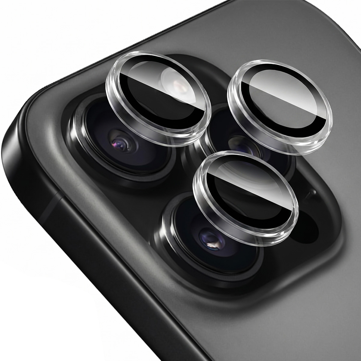 Tre protezioni trasparenti per obiettivi sulle lenti di una fotocamera di smartphone nero.