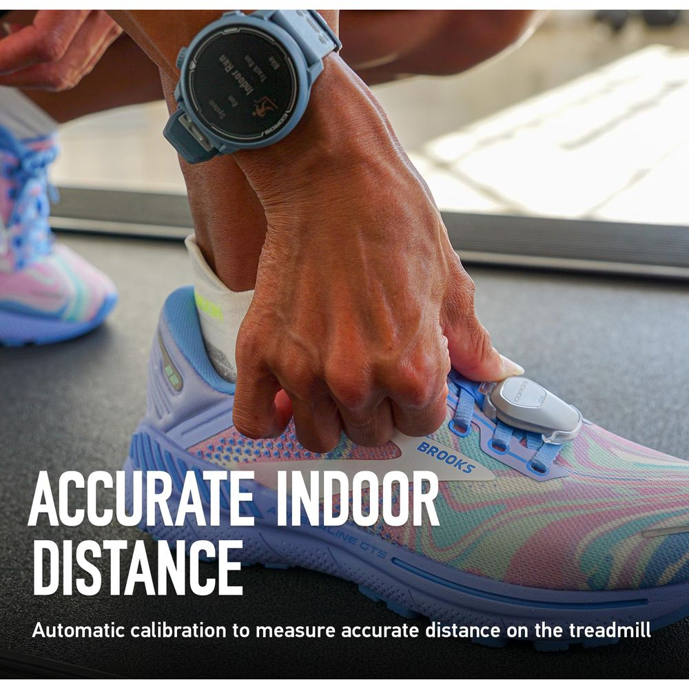 Podista attacca sensore a scarpa; orologio mostra 'Indoor Run'.