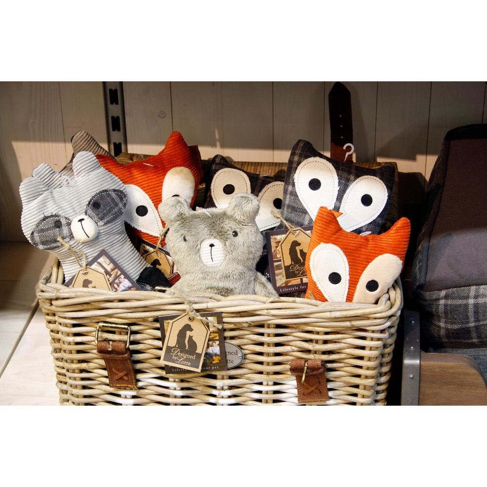 Ein Korb voller Plüschtiere: Waschbär, Fuchs, Bär und Eulen.