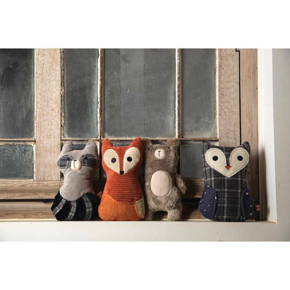 Vier Plüschtiere: Waschbär, Fuchs, Bär und Eule, sitzen auf einer Fensterbank.