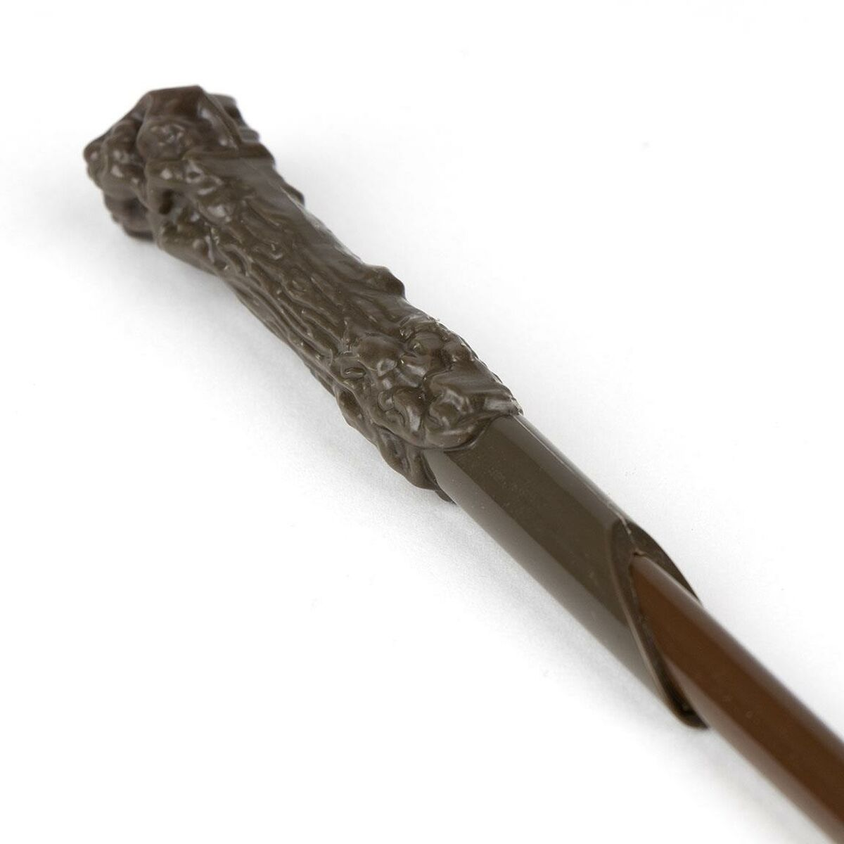 Ein brauner Zauberstab mit knorrigem Griff und glattem Schaft.