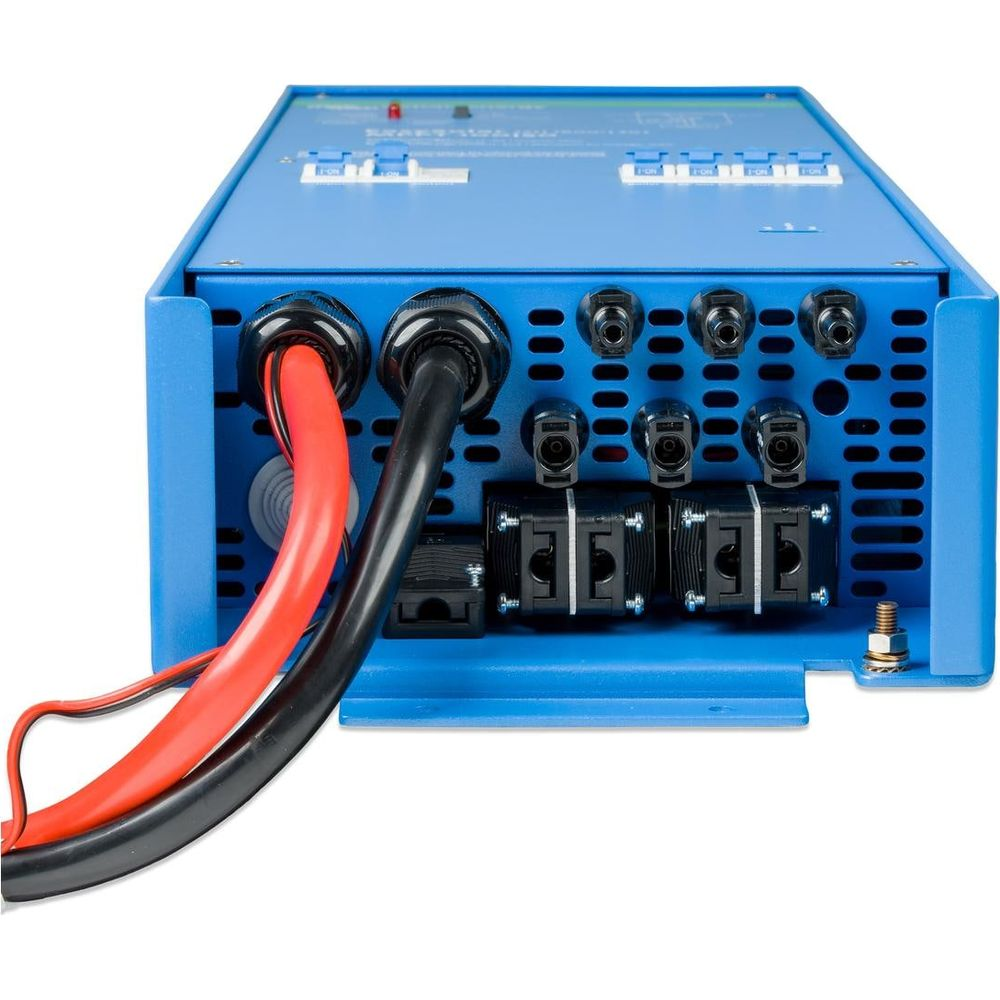 Blaue Elektronikbox mit roten und schwarzen Kabeln, Anschlüssen und Schaltern.
