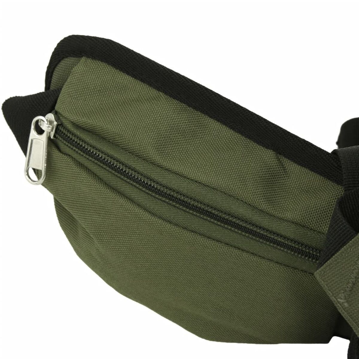 Grüne Bauchtasche mit silbernem Reißverschluss und schwarzem Rand.