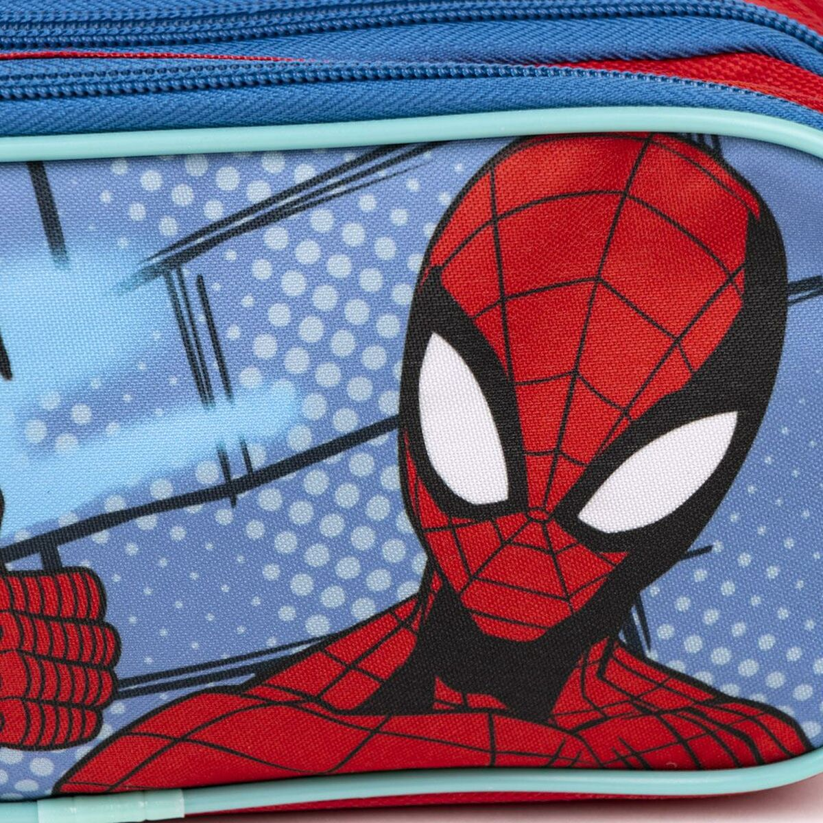 Primer plano de la máscara de Spiderman con ojos blancos sobre fondo azul con puntos.