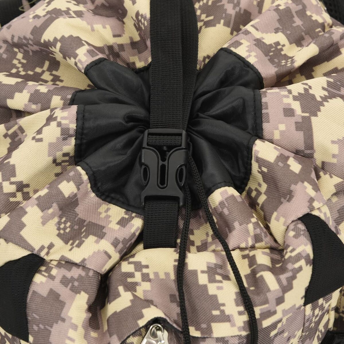 Nahaufnahme eines Rucksacks mit digitalem Tarnmuster in Beige, Grau und Schwarz.