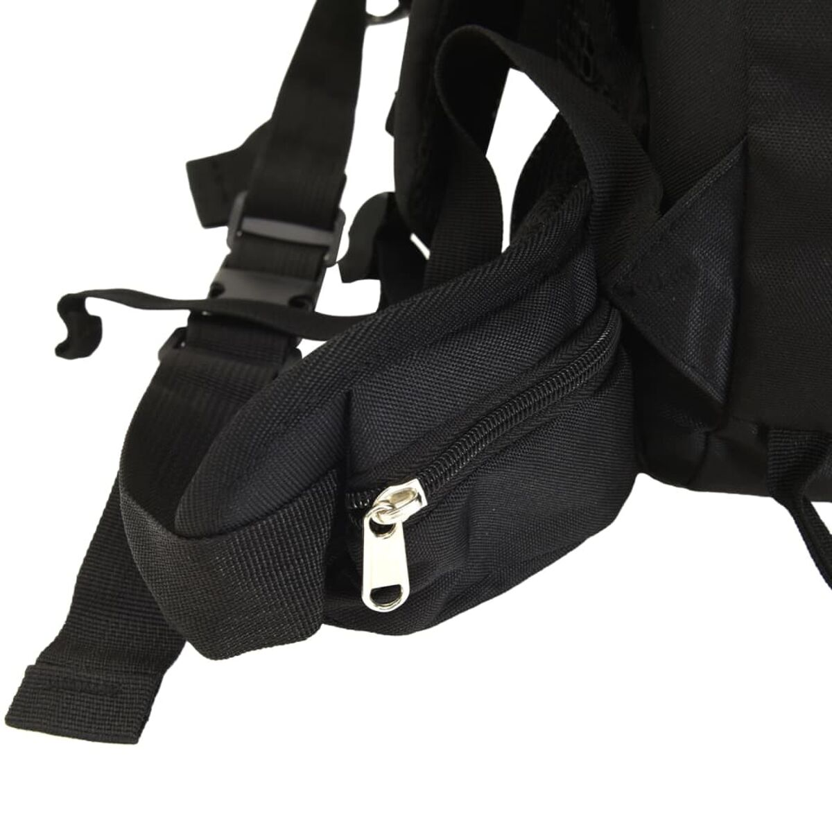 Schwarzer Rucksack Detail: Reißverschlusstasche, Gurt und Schnalle vor weißem Hintergrund.
