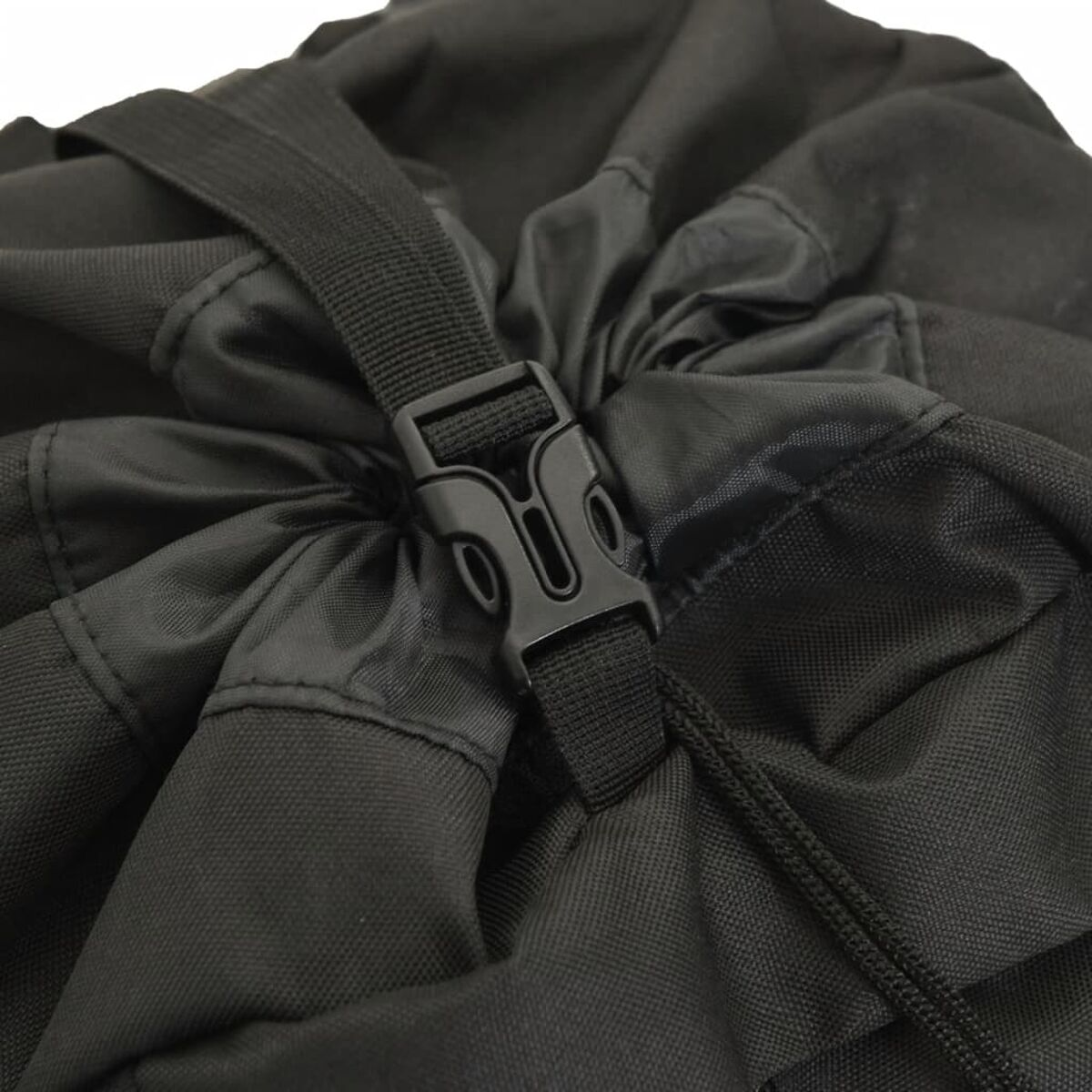 Ein schwarzer Rucksack mit Kordelzug und Schnallenverschluss im Detail.