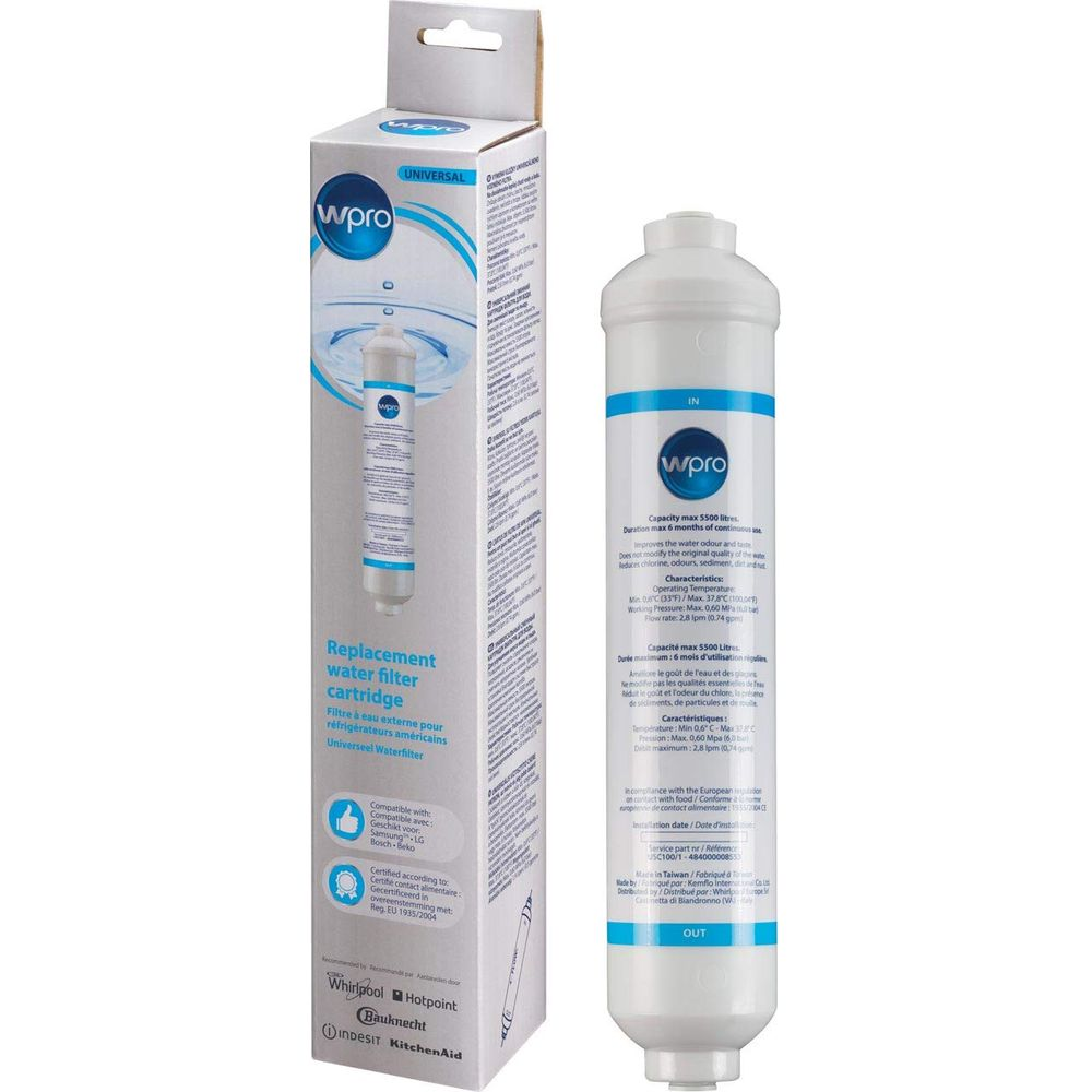 Ein Wpro Wasserfilter mit Verpackung. Der Filter ist weiß mit blauen Akzenten.