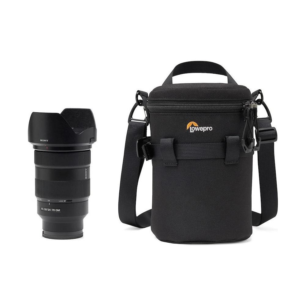 Ein schwarzes Sony Objektiv und eine schwarze Lowepro Tasche auf weißem Hintergrund.