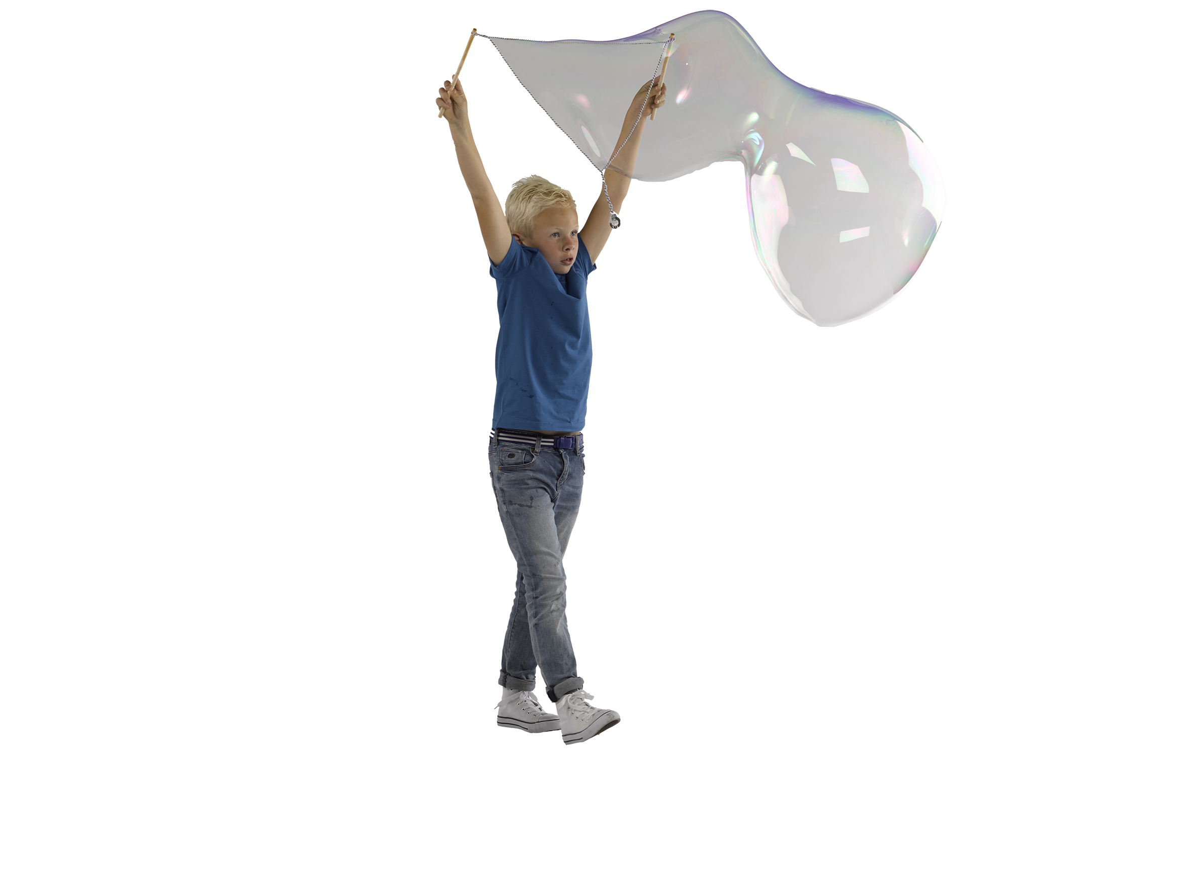 Un ragazzo in jeans e maglietta blu tiene in alto una grande bolla.