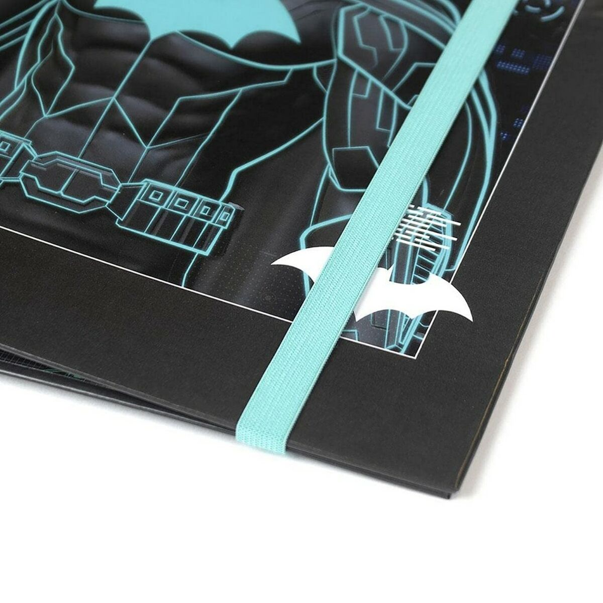Ein Notizbuch mit einem Batman-Design und einem türkisfarbenen Gummiband.