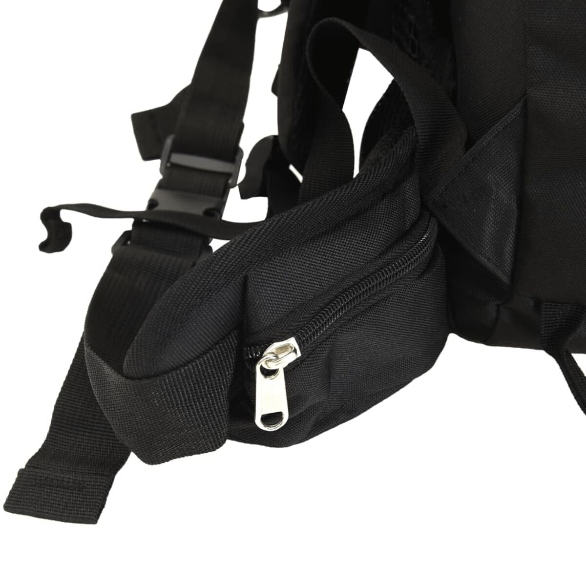Nahaufnahme eines schwarzen Rucksacks mit Reißverschlusstasche und Gurten.