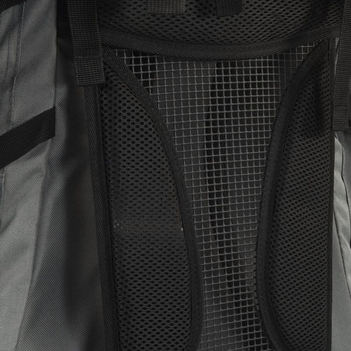 Nahaufnahme der schwarzen Rucksackrückseite mit Netzgewebe und Schultergurten.