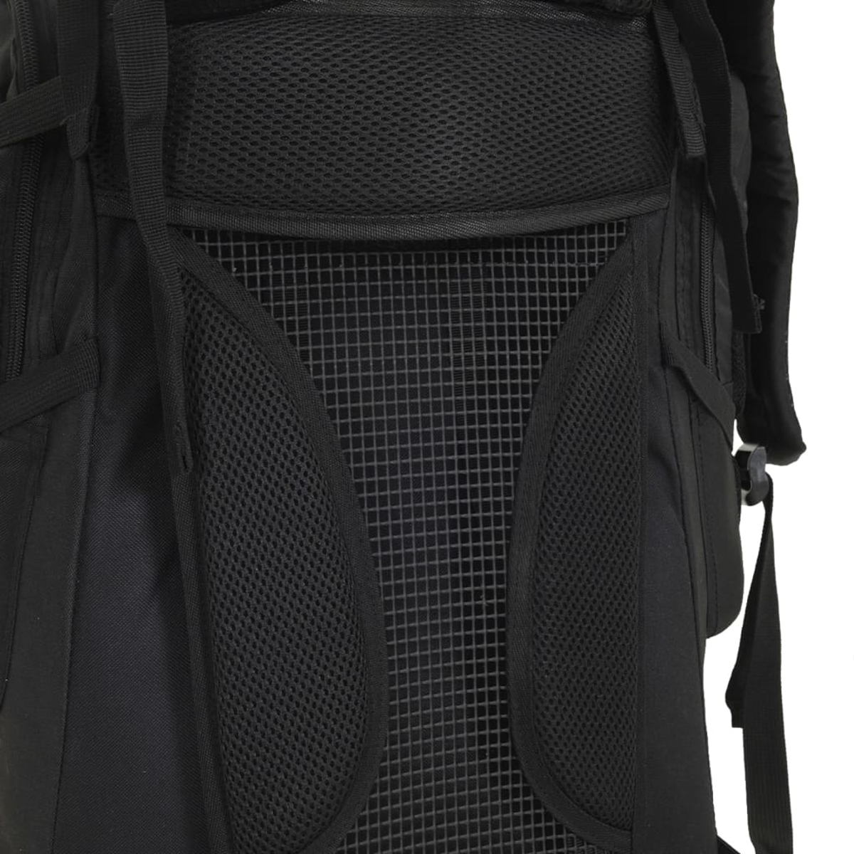 Nahaufnahme eines schwarzen Rucksacks mit Netzpolsterung am Rücken.