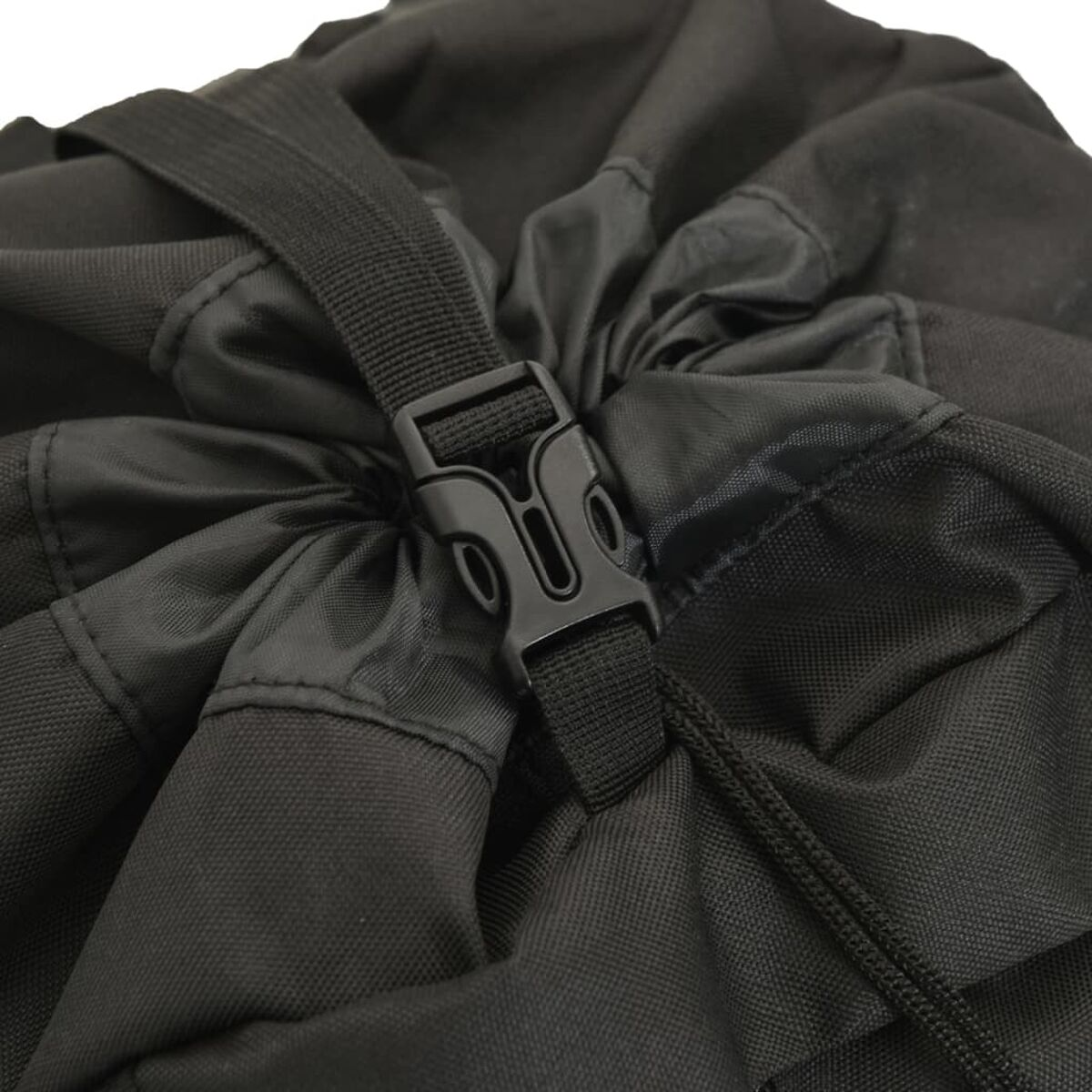 Nahaufnahme einer schwarzen Schnalle an einem schwarzen Rucksack mit Kordelzug.