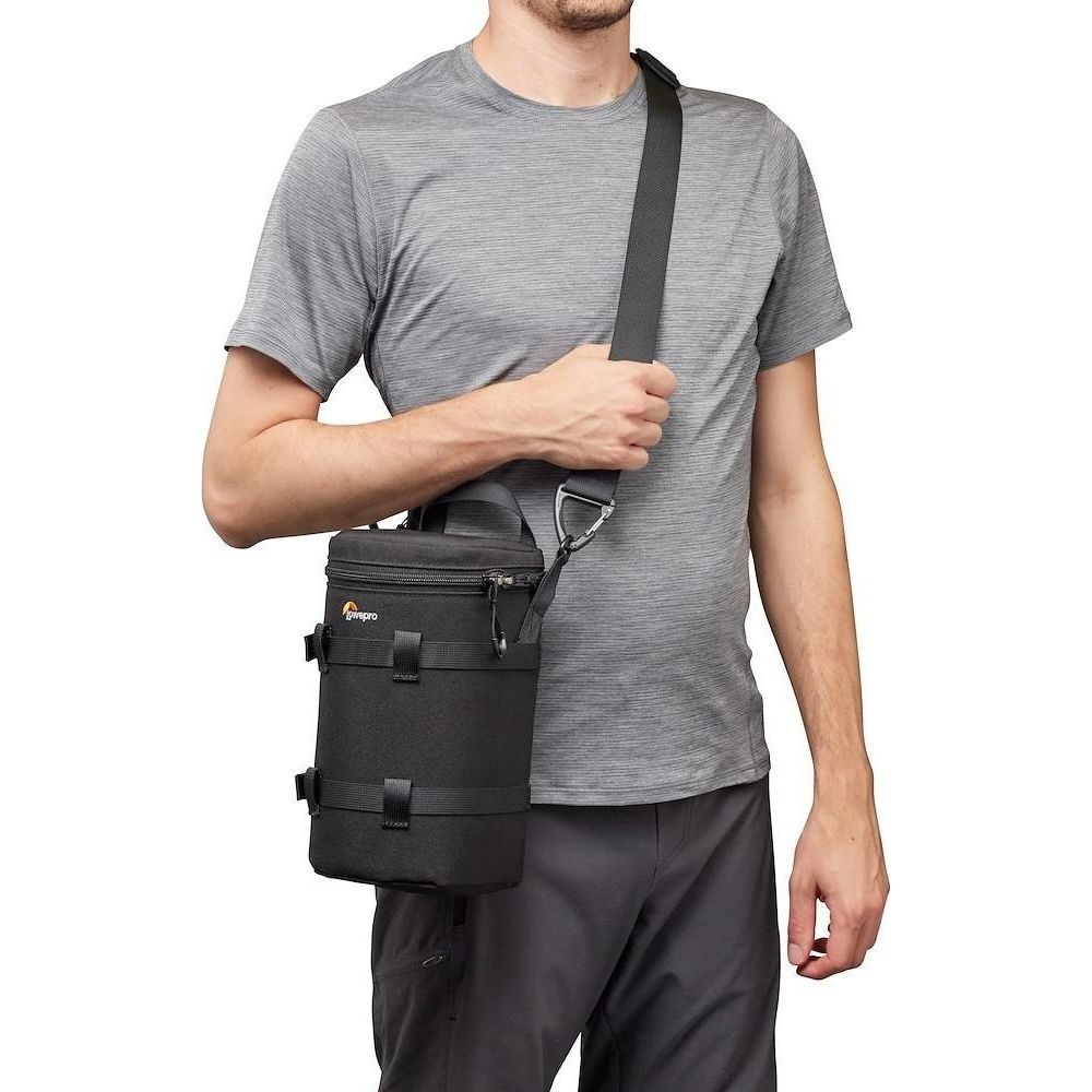 Mann in grauem T-Shirt trägt schwarze Lowepro-Tasche mit Umhängegurt.