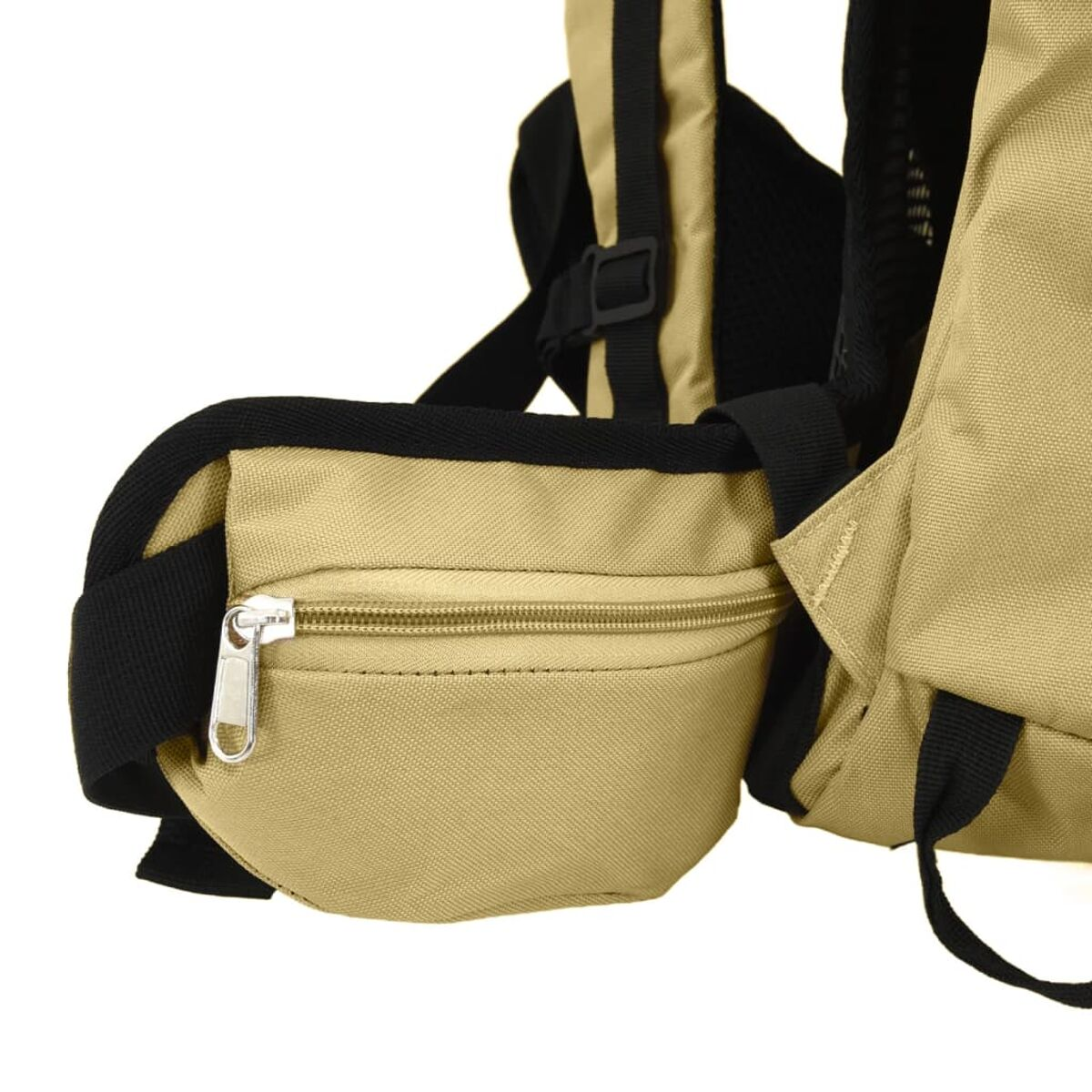 Nahaufnahme einer beigefarbenen Rucksacktasche mit schwarzem Reißverschluss und Trägern.