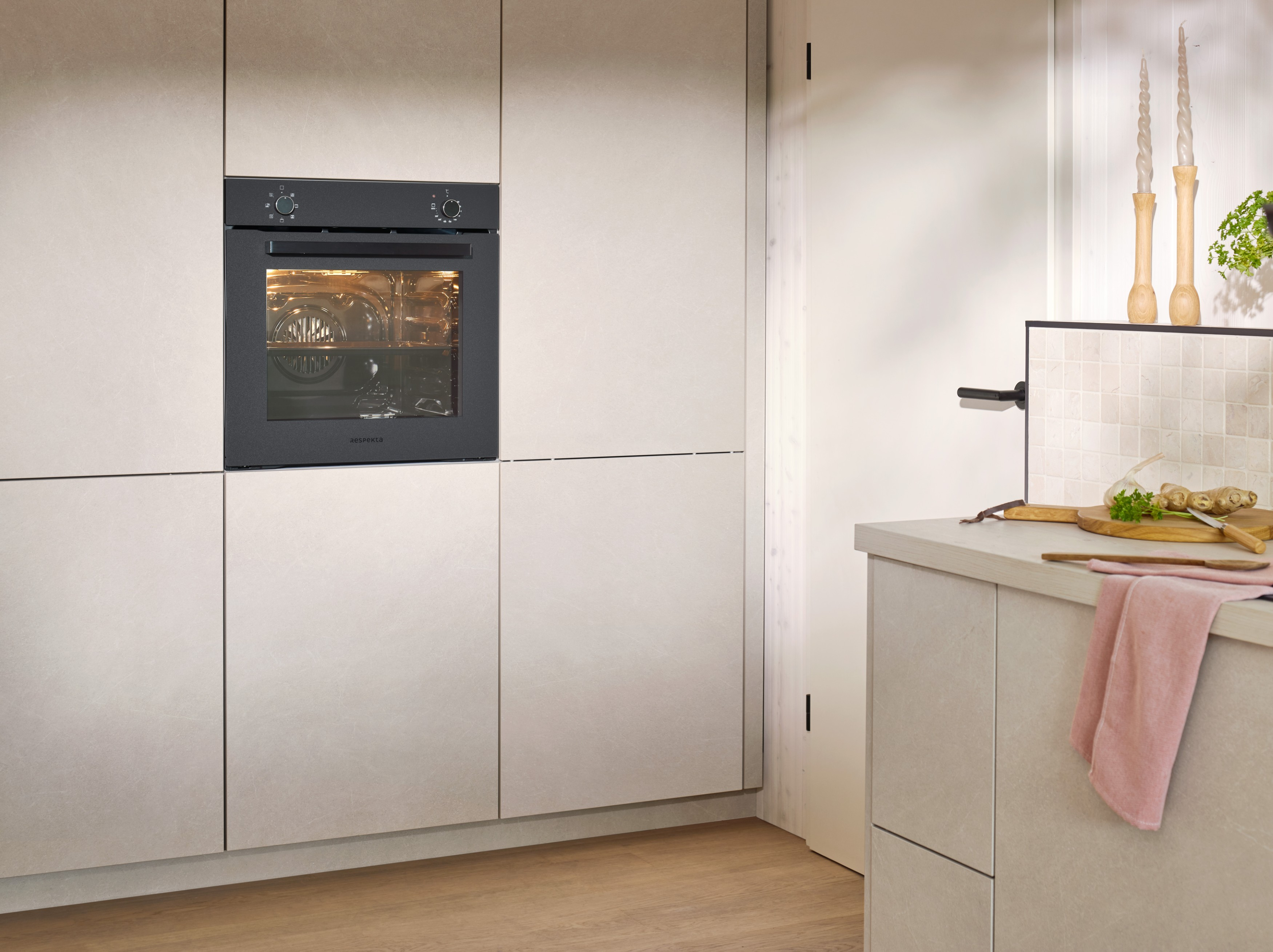 Moderne keuken met inbouwoven en aanrecht met gember en knoflook.