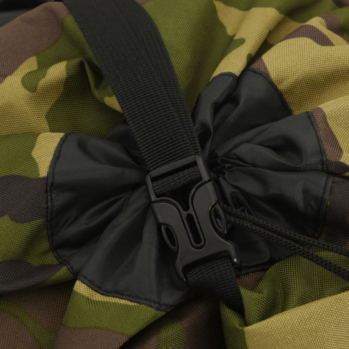 Nahaufnahme eines Rucksacks mit Tarnmuster, schwarzem Kordelzug und Schnalle.
