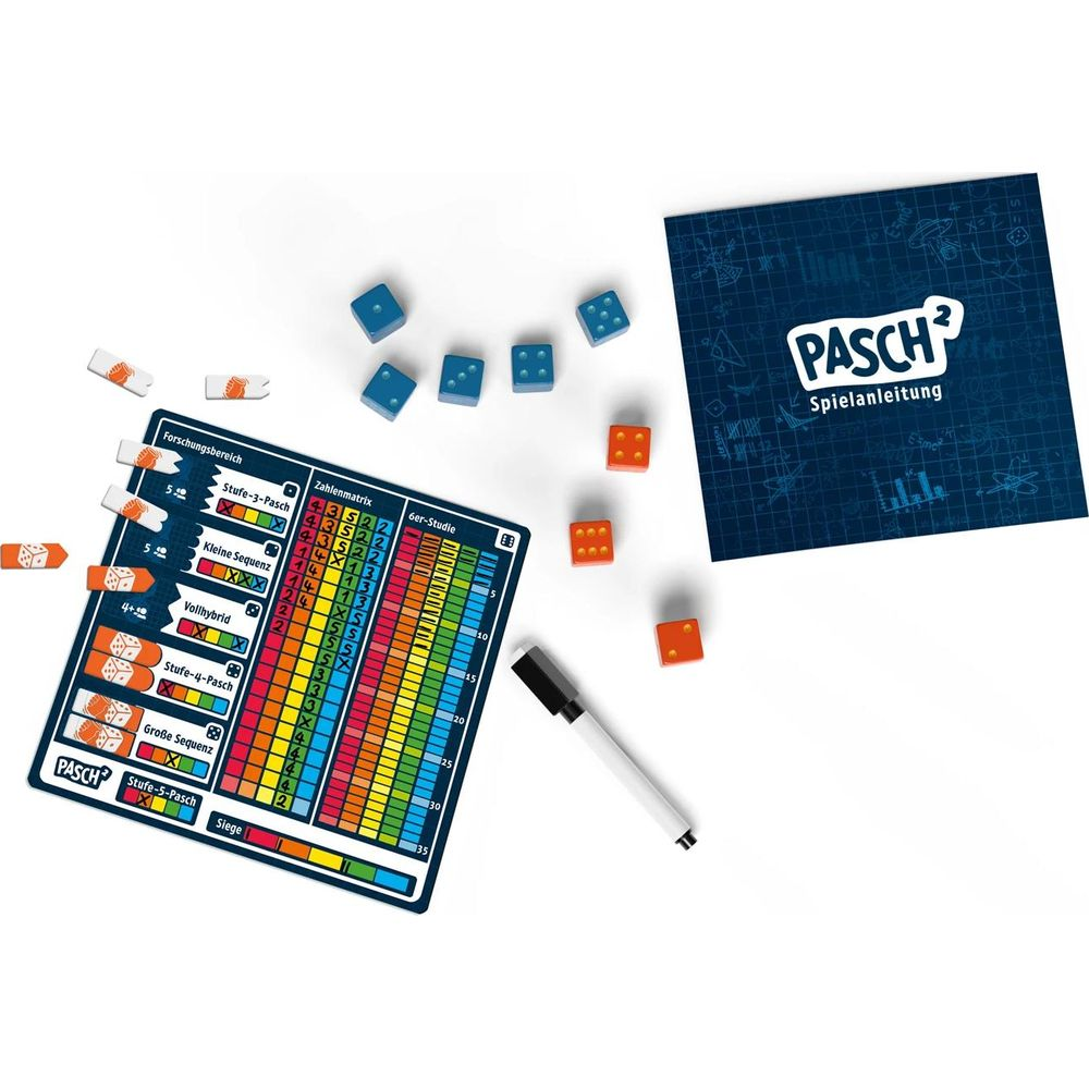 Ein Spielbrett mit Würfeln, Spielanleitung und Stiften. Blaue und orangefarbene Würfel liegen verstreut.