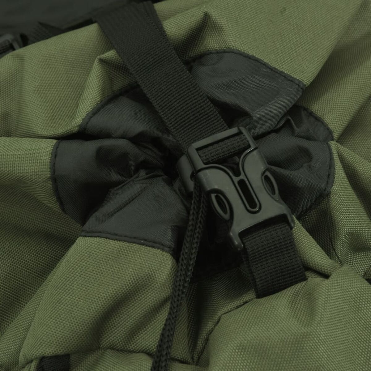 Nahaufnahme eines olivgrünen Rucksacks mit schwarzem Gurt und Schnalle.