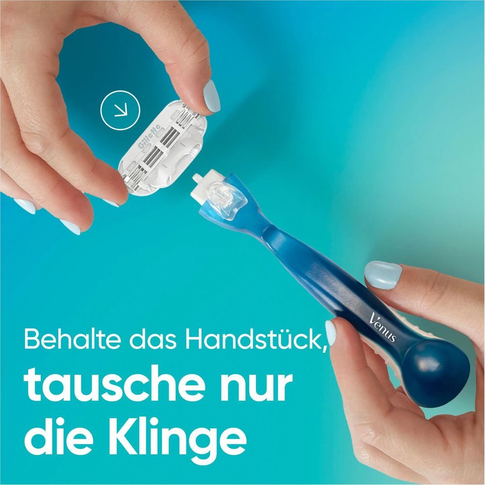 Hände tauschen eine Gillette Venus Rasierklinge gegen einen blauen Griff.