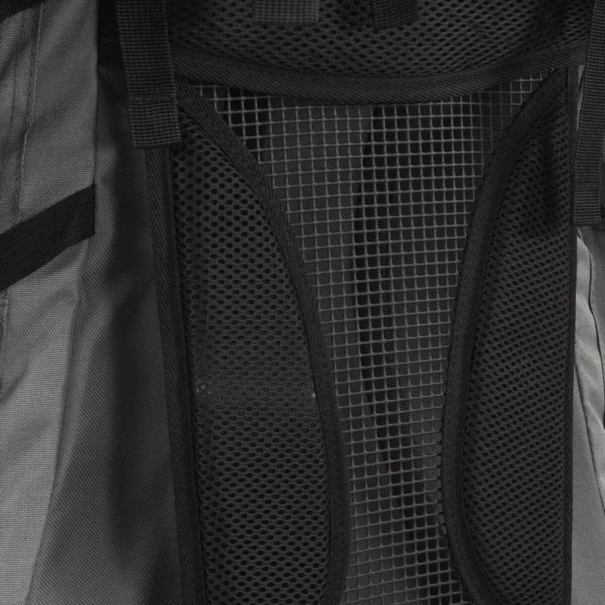 Nahaufnahme eines Rucksacks mit schwarzem Netzgewebe und grauen Stoffpartien.