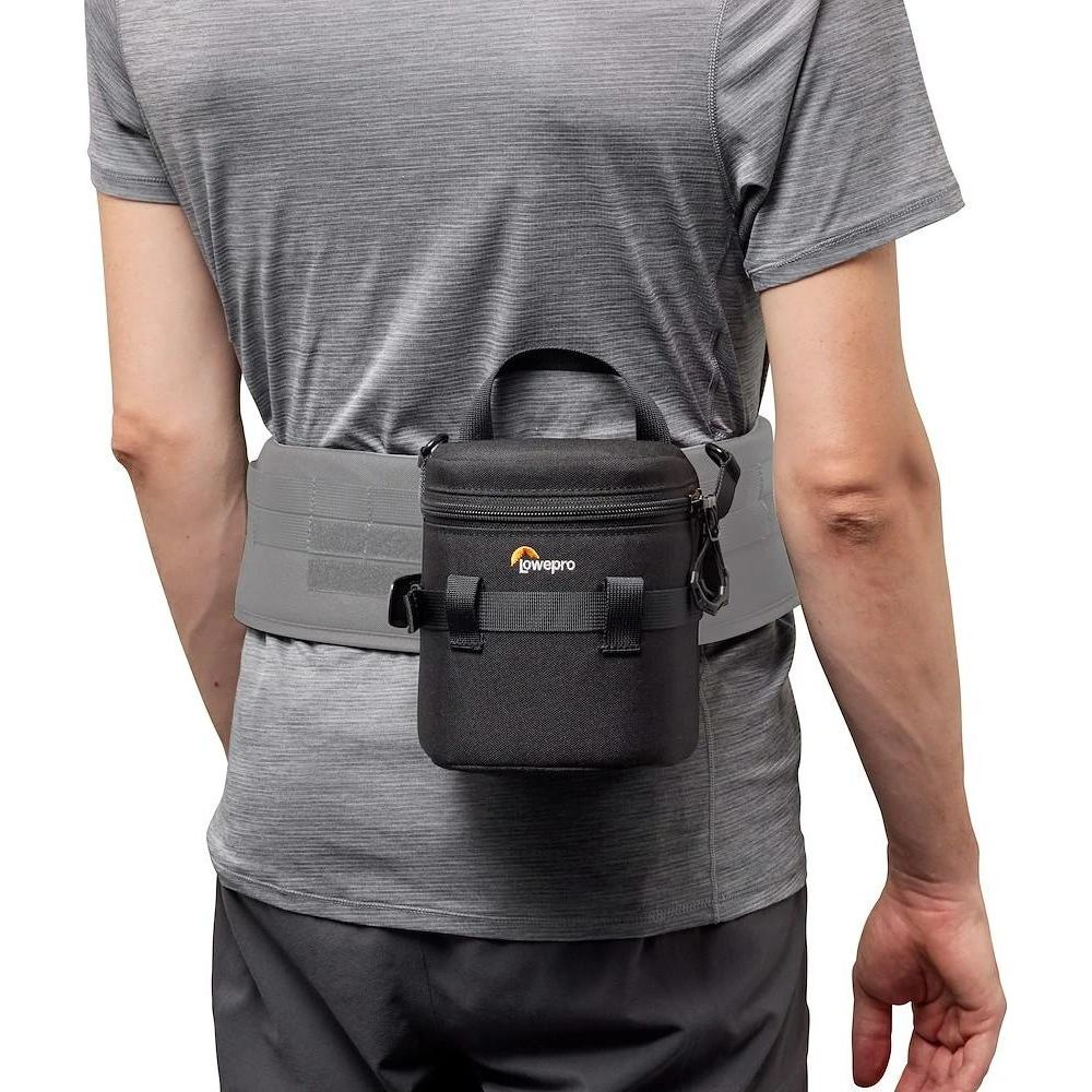 Person trägt eine schwarze Lowepro-Tasche an einem grauen Gurt.
