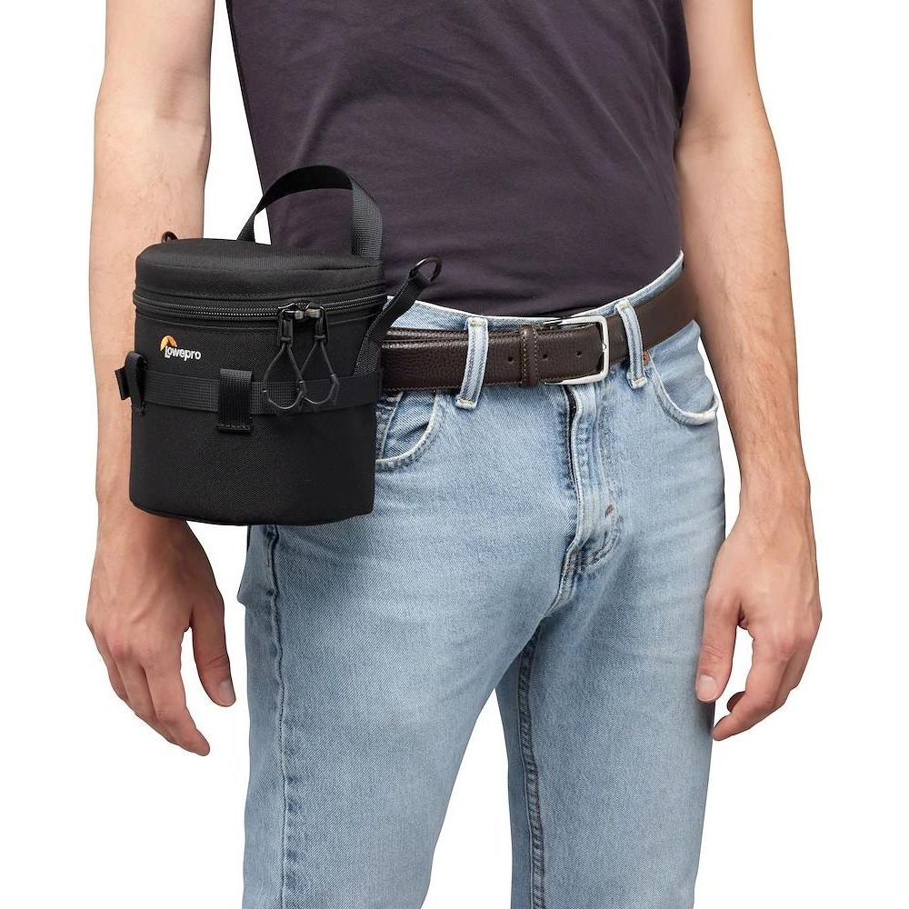 Ein Mann mit Jeans und dunklem Hemd trägt eine schwarze Lowepro-Tasche an seinem Gürtel.