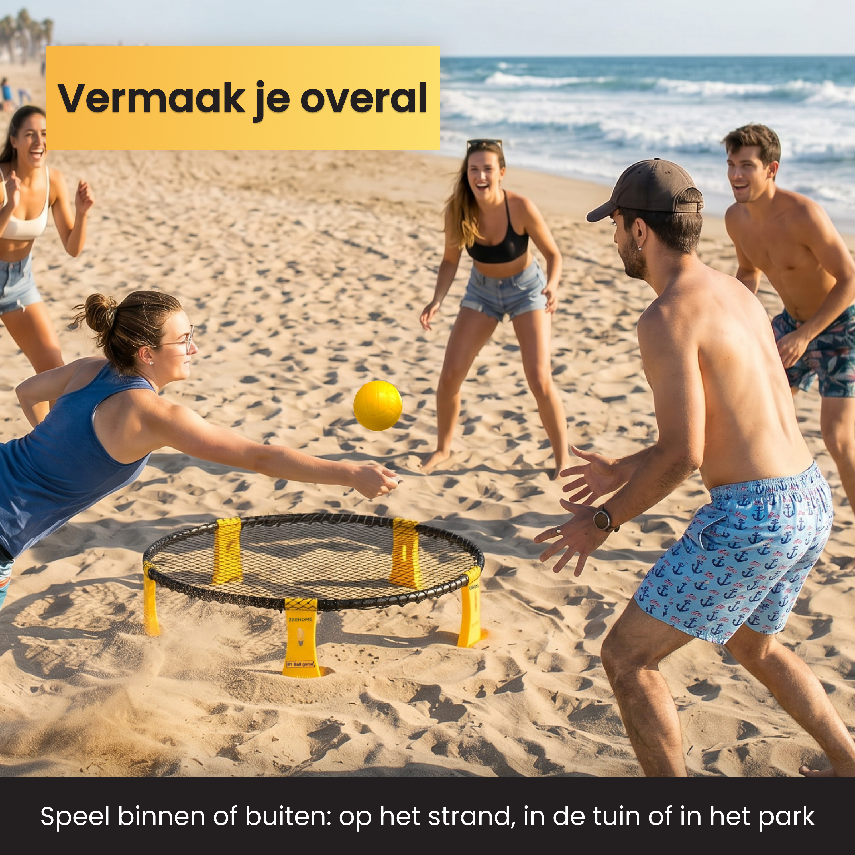 Leute spielen Spikeball am Strand mit einem gelben Ball. Sand und Meer im Hintergrund.