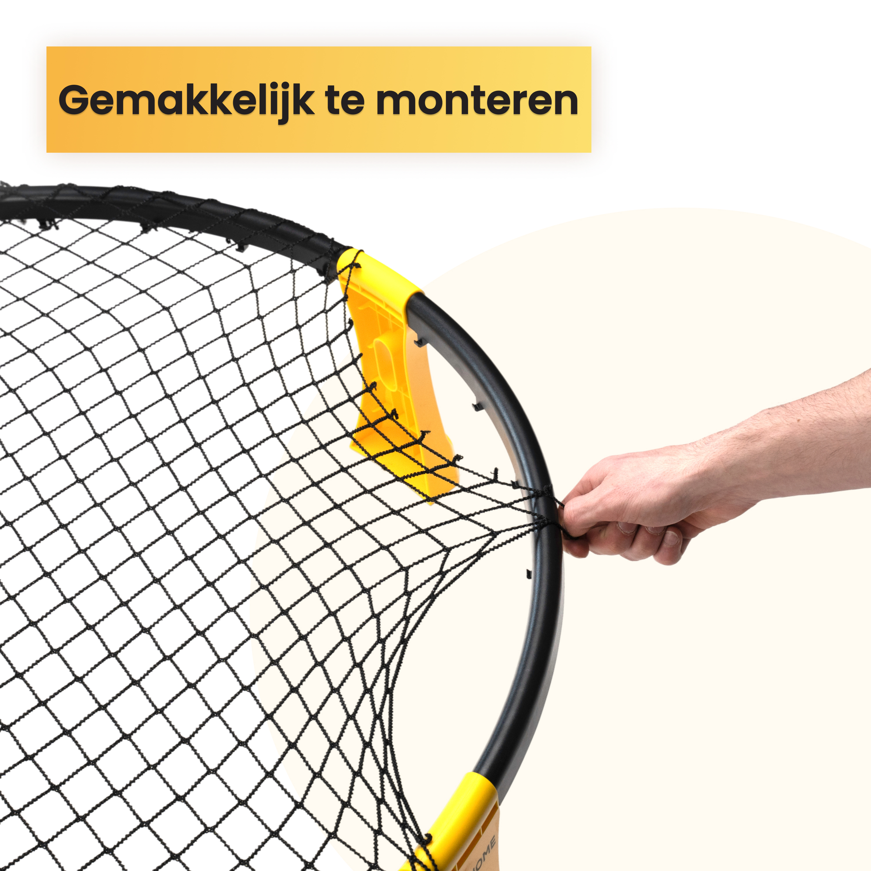 Gelbe Halterungen und schwarzes Netz eines Ballfanggeräts, das von einer Hand montiert wird.