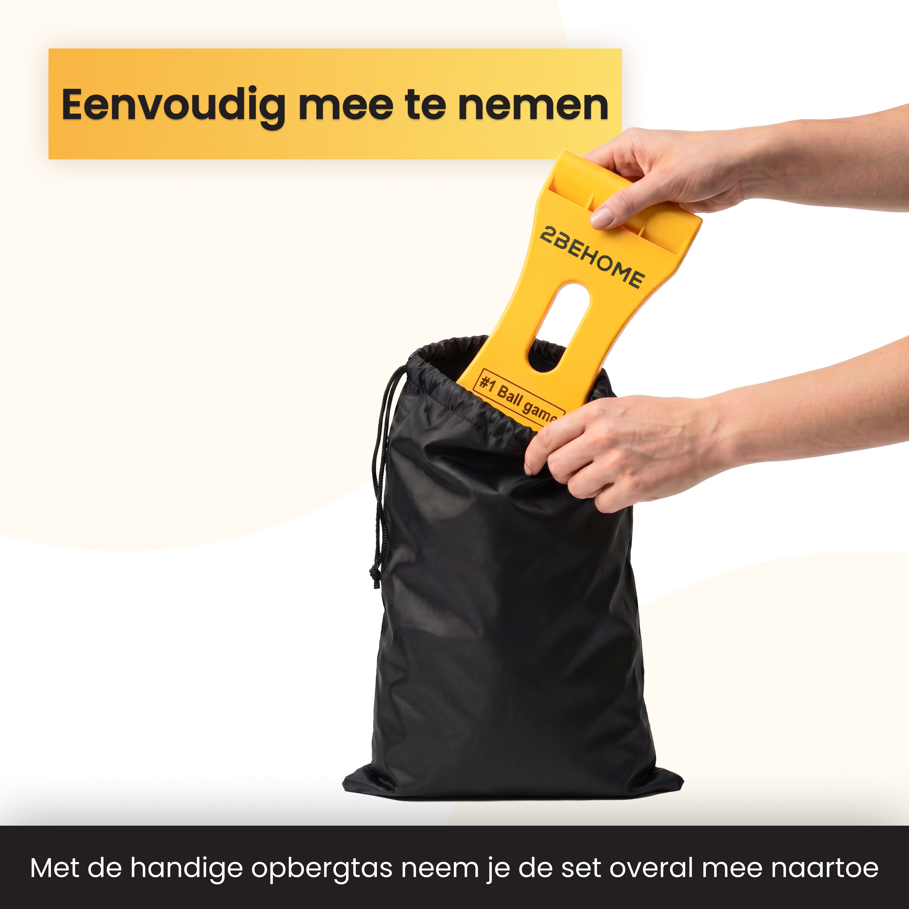 Eine gelbe Spielkomponente wird in eine schwarze Tasche gelegt.