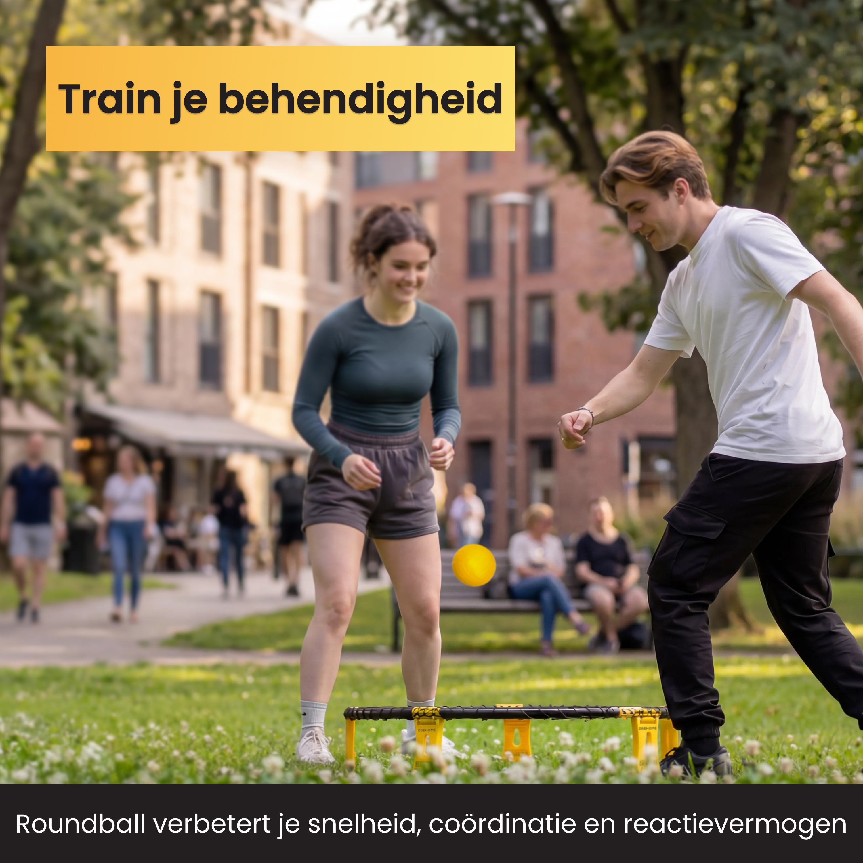 Zwei junge Leute spielen im Park mit einem Ball und einem Roundball-Gerät.