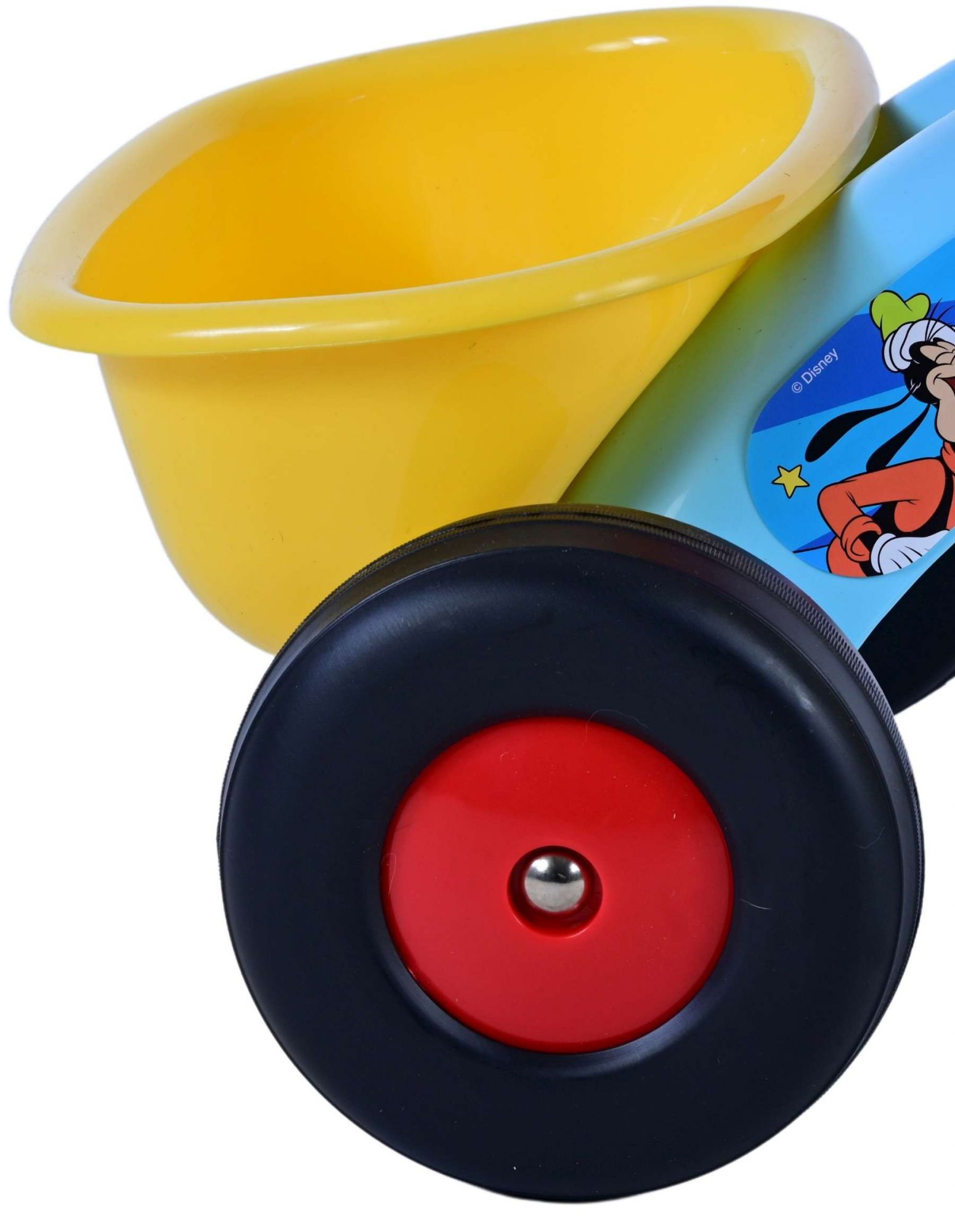 Ein gelber Eimer auf einem blauen Spielzeugwagen mit Goofy-Aufdruck und einem schwarzen Rad.