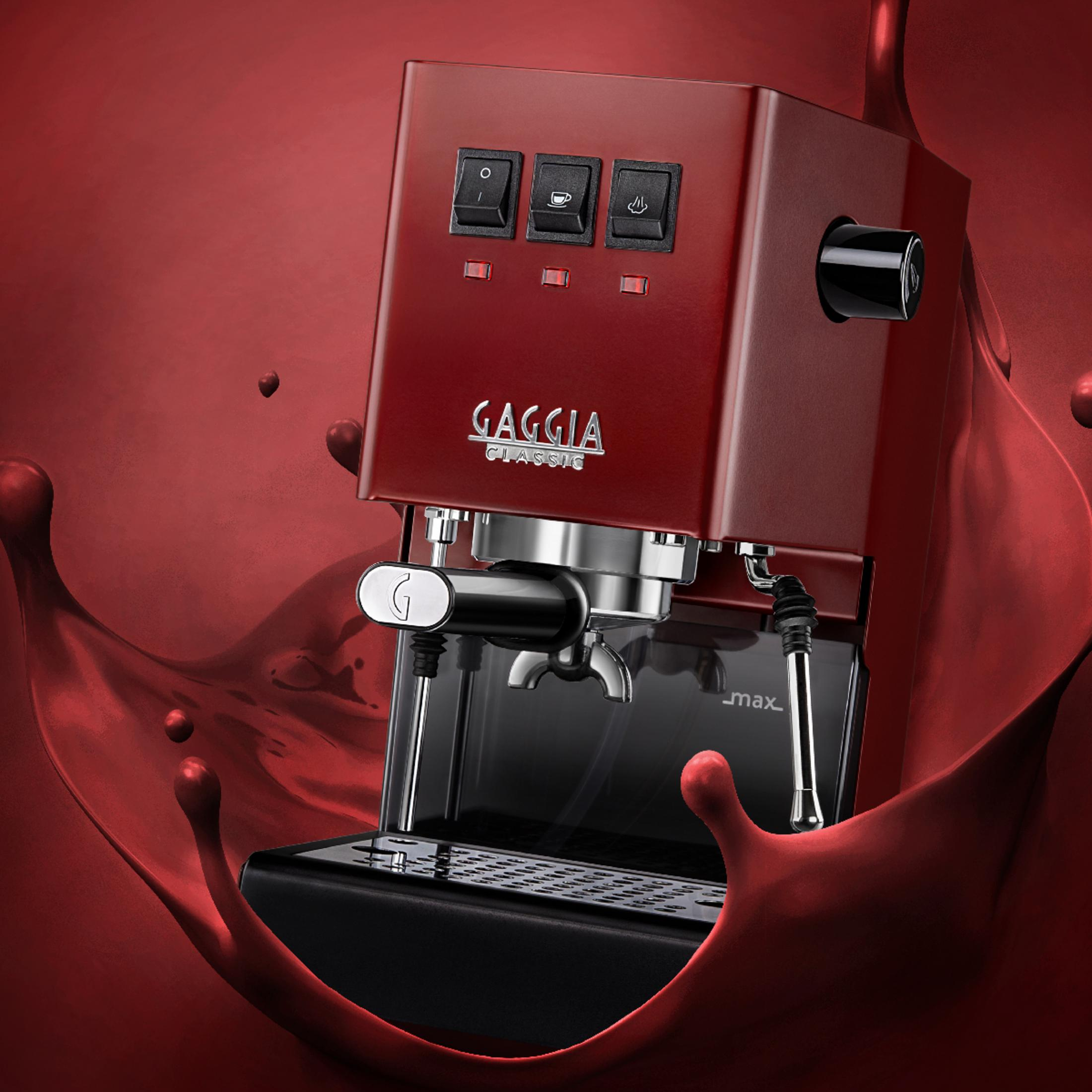 Een rode Gaggia espressomachine met chroomdetails, omgeven door rode vloeistofspetters.
