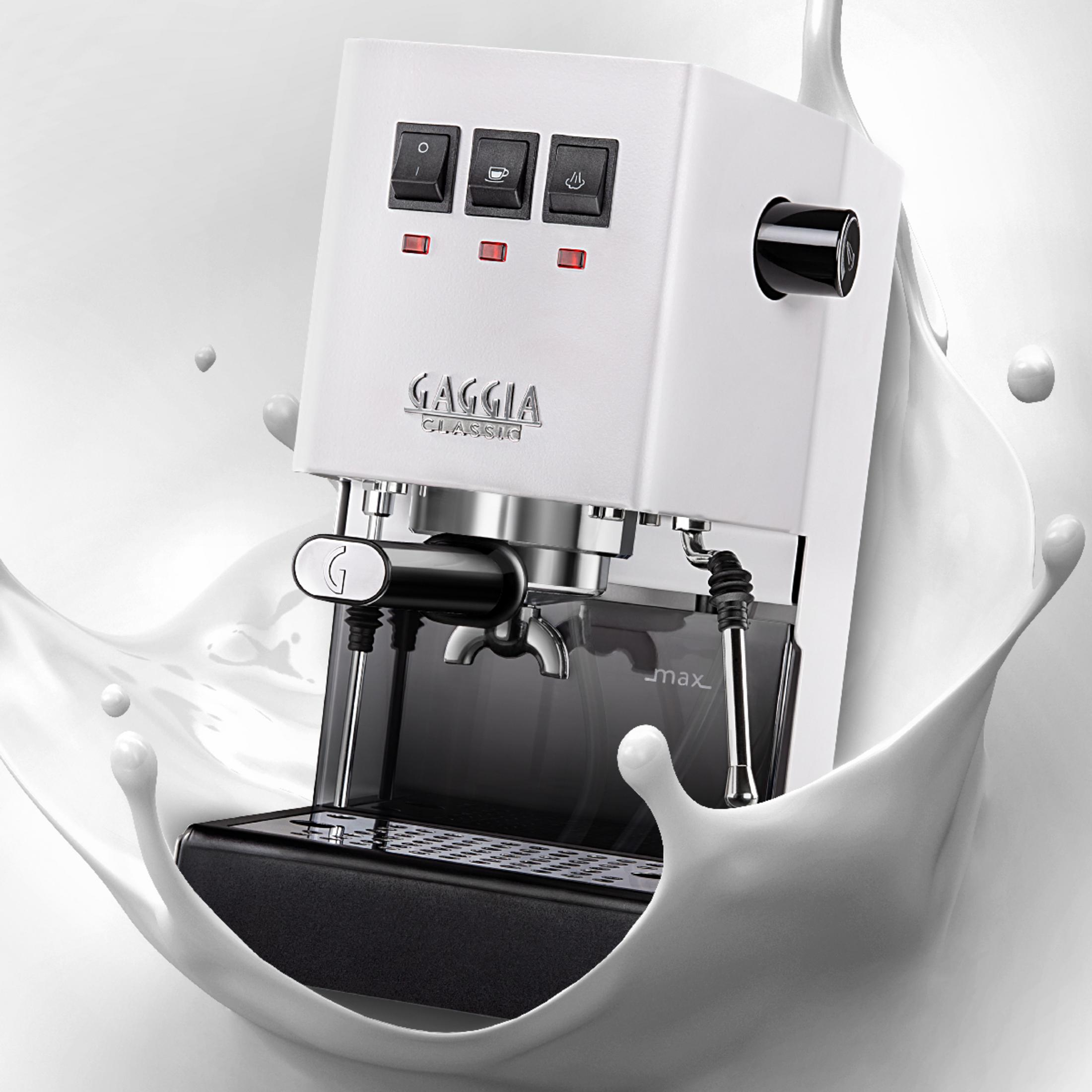 Een witte Gaggia espressomachine spettert in melk.