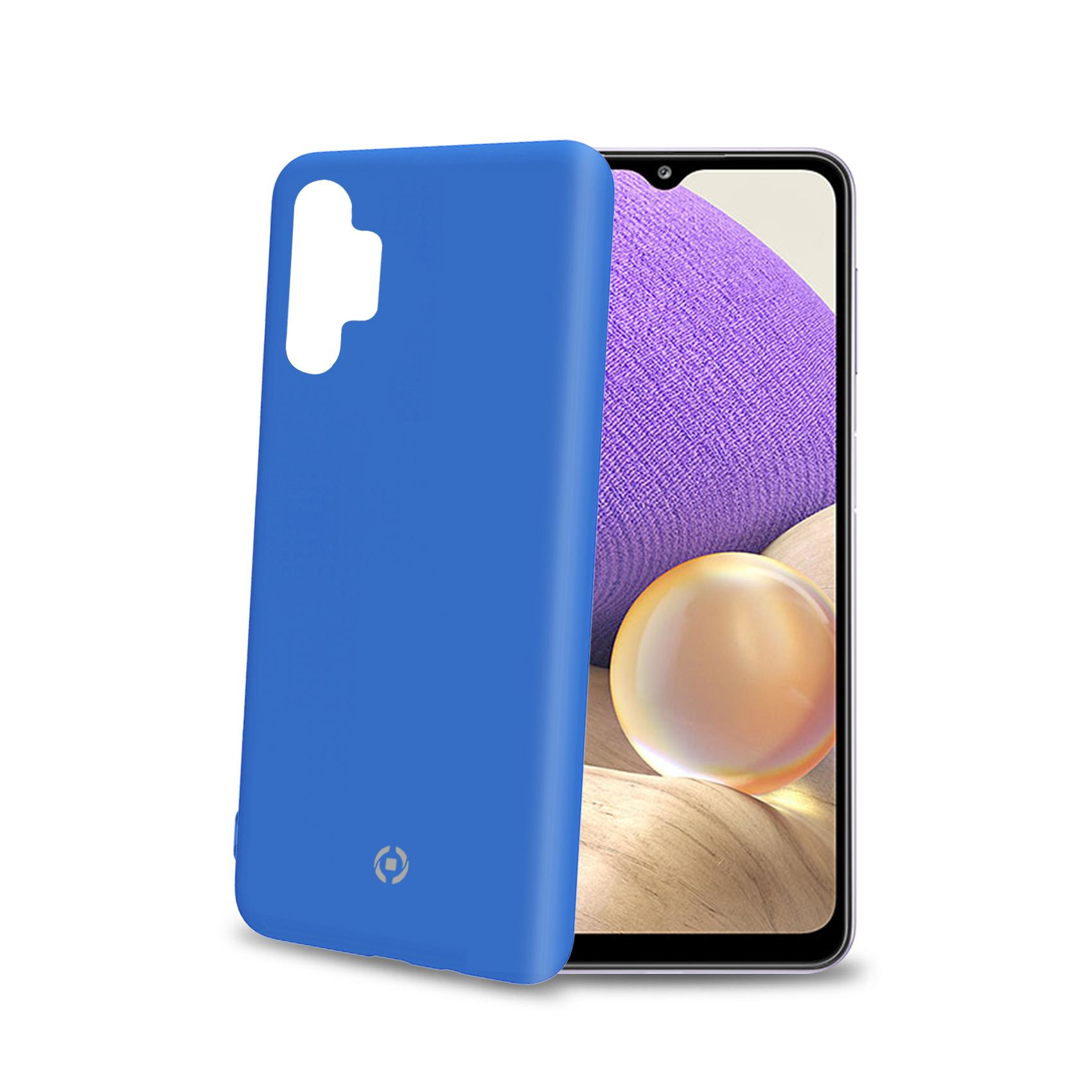 Blaue Handyhülle mit einer Aussparung für die Kamera, daneben ein Smartphone mit lila Hintergrund.
