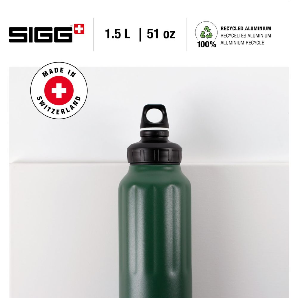 Eine grüne SIGG-Flasche mit schwarzem Deckel und einem Ring am oberen Rand.