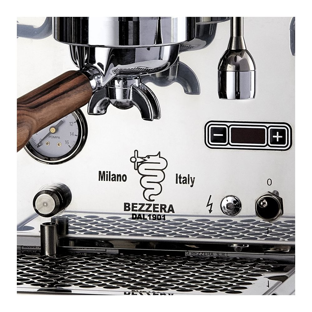 Gros plan d'une machine à expresso chromée avec poignée en bois et logo.