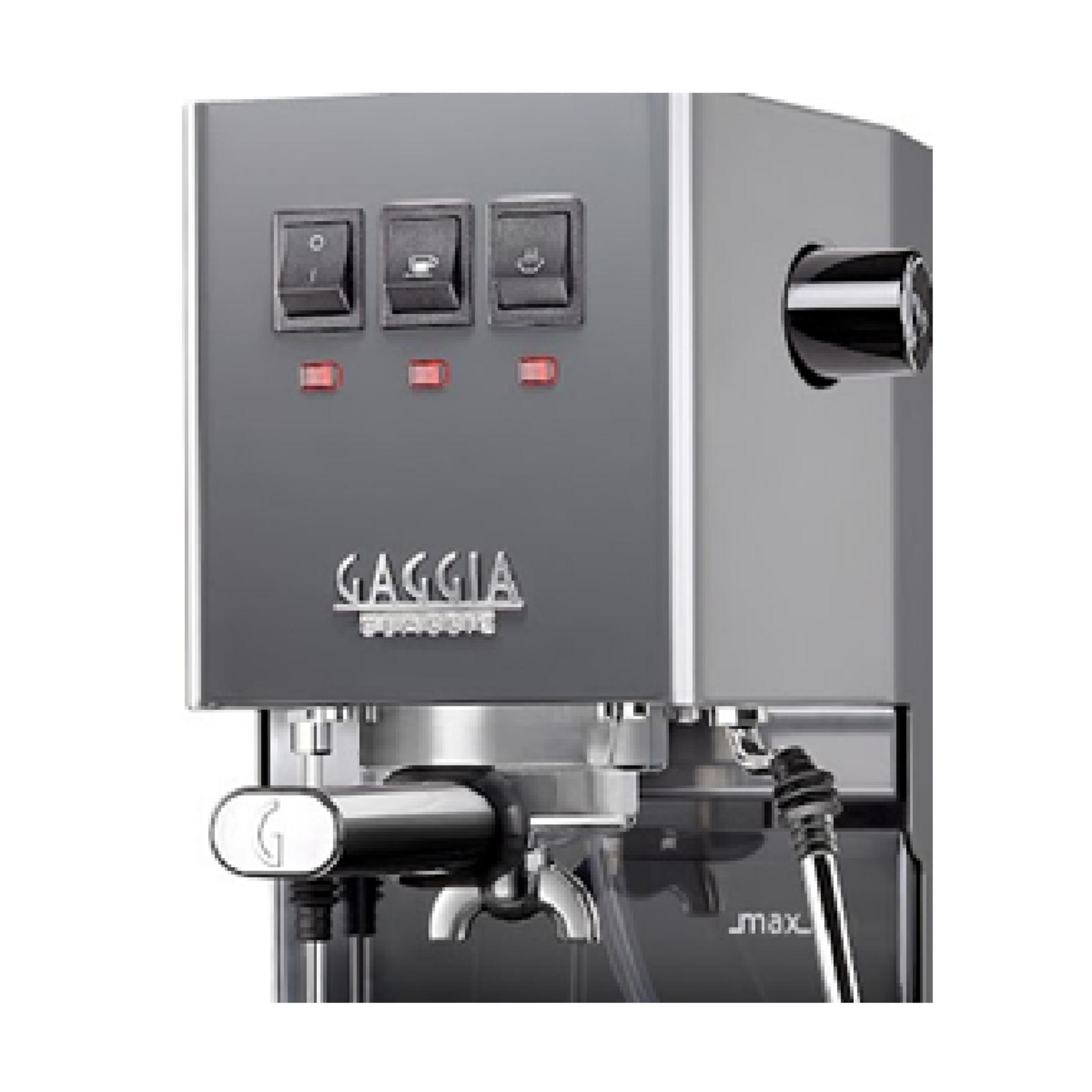 Una macchina per espresso Gaggia argentata con tre interruttori e spie rosse.