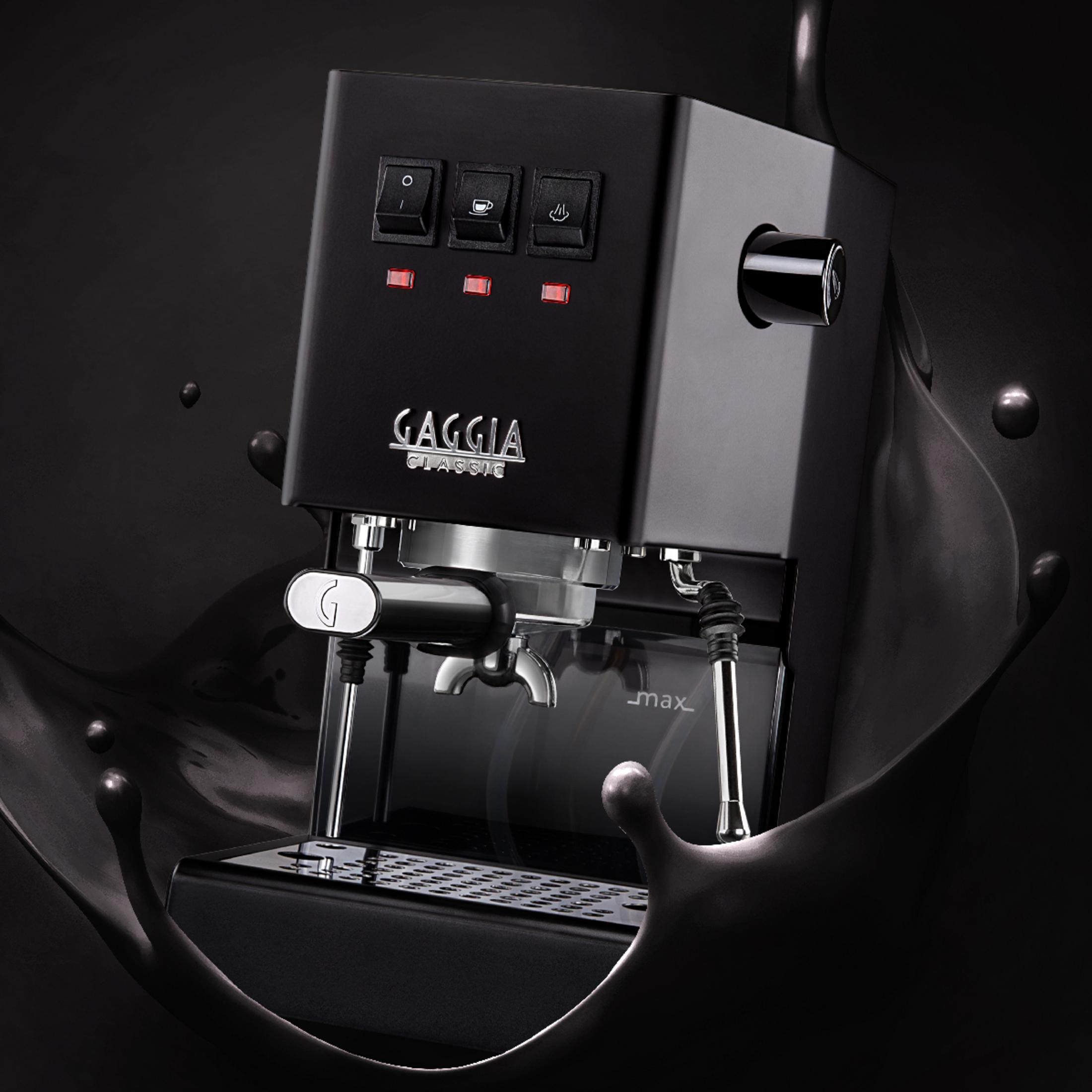 Zwarte espressomachine met zilveren accenten, omgeven door donkere vloeistof.